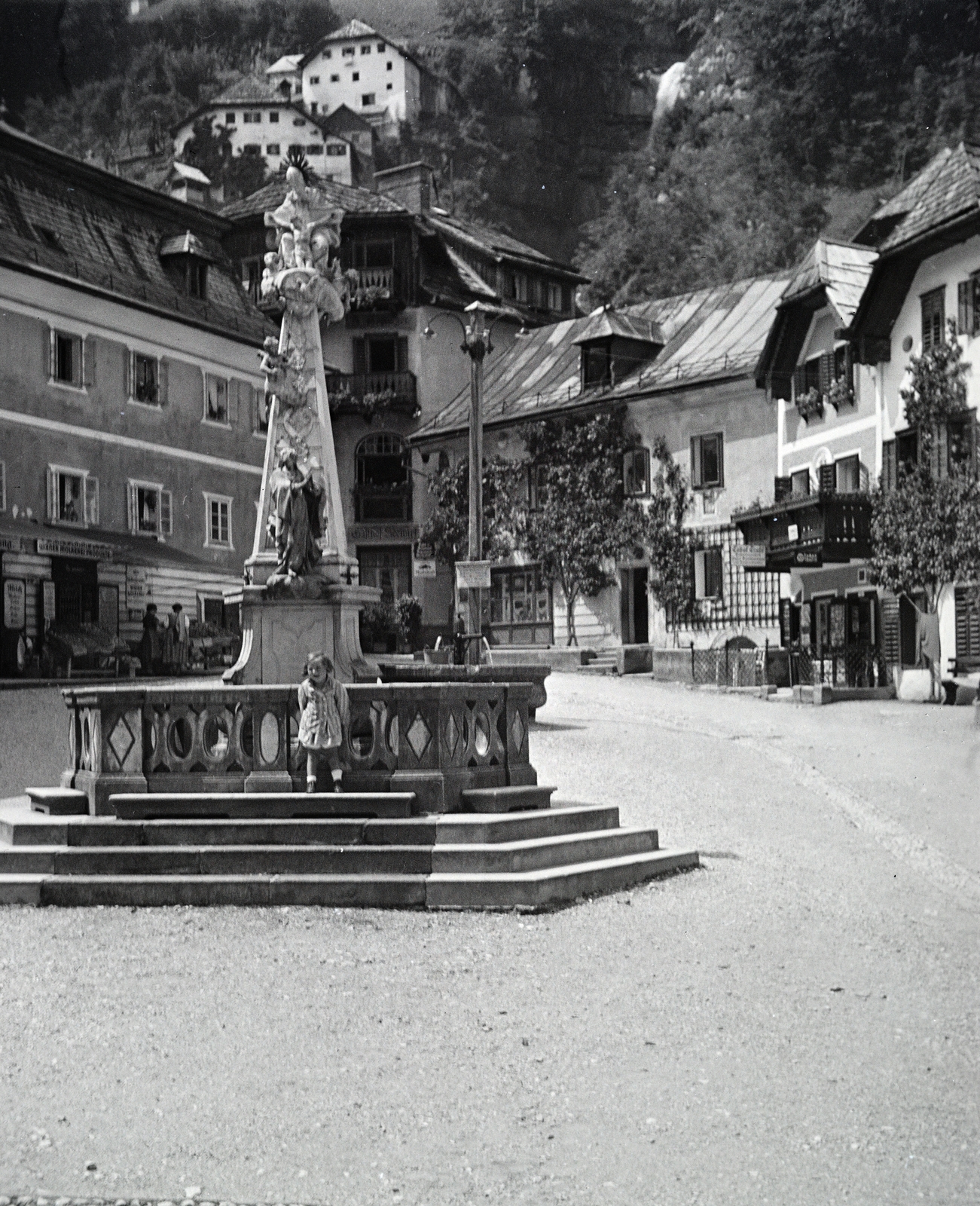 Austria, Hallstatt, Marktplatz, Szentháromság-szobor., 1935, Vargha Zsuzsa, Fortepan #273453