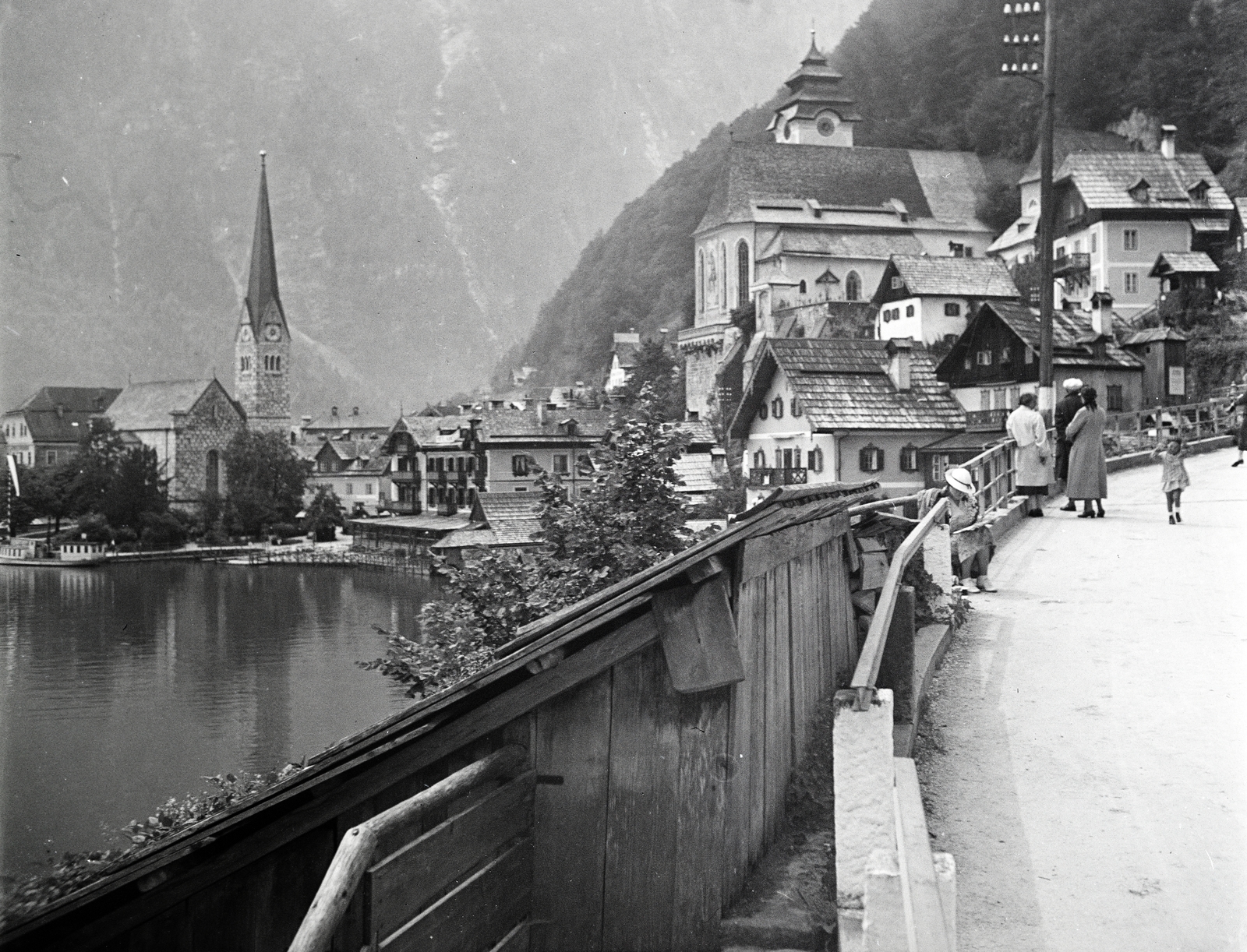 Ausztria, Hallstatt, a felvétel a Hallstätter See partján a kilátópontnál készült. Szemben az evangélikus templom, jobbra a Mária Mennybemenetele templom (Pfarrkirche Maria Himmelfahrt) látható., 1935, Vargha Zsuzsa, Fortepan #273454