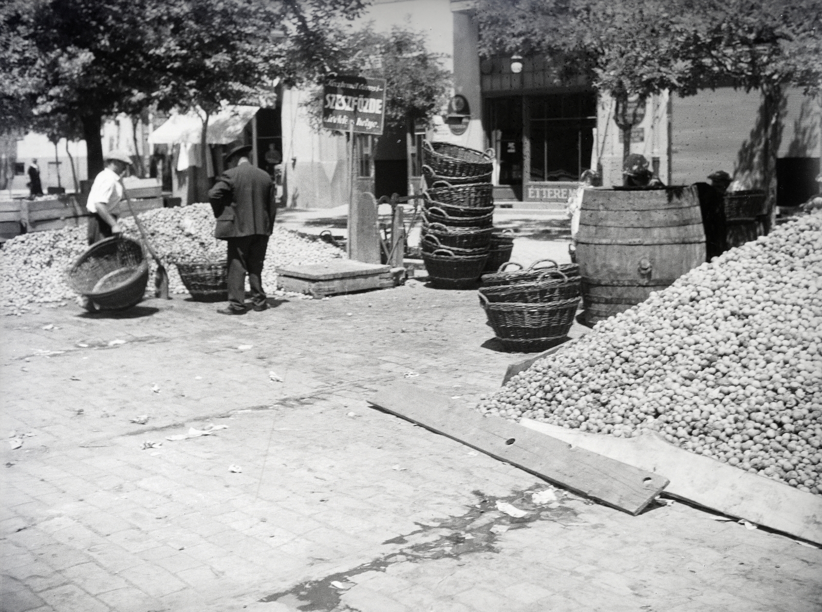 Hungary, Kecskemét, Kossuth tér, a Kecskeméti Szeszfőzde ideiglenes átvételi helye a városi piacon, a II. katolikus bérház előtt., 1933, Vargha Zsuzsa, label, scale, basket, Fortepan #273455