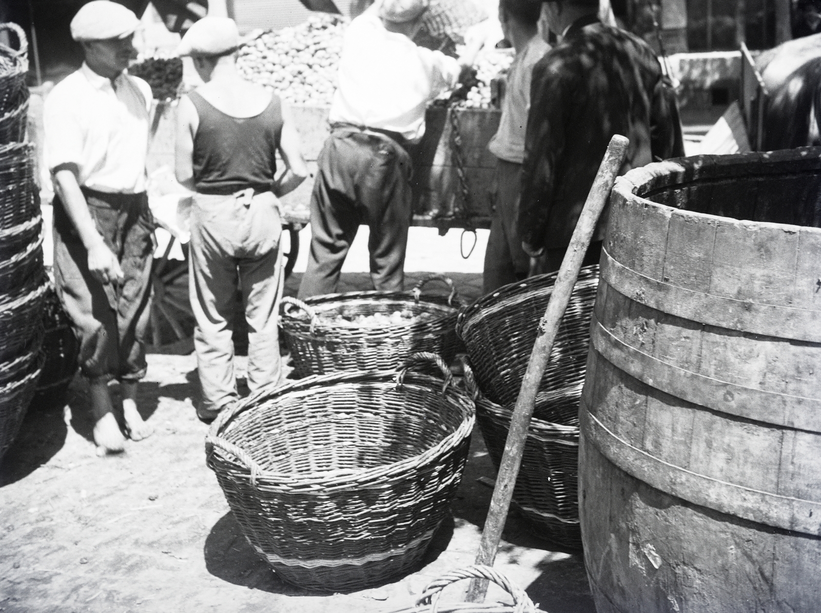Hungary, Kecskemét, Kossuth tér, a Kecskeméti Szeszfőzde ideiglenes átvételi helye a városi piacon, a II. katolikus bérház előtt., 1933, Vargha Zsuzsa, rolled up sleeves, basket, barrel, Fortepan #273456