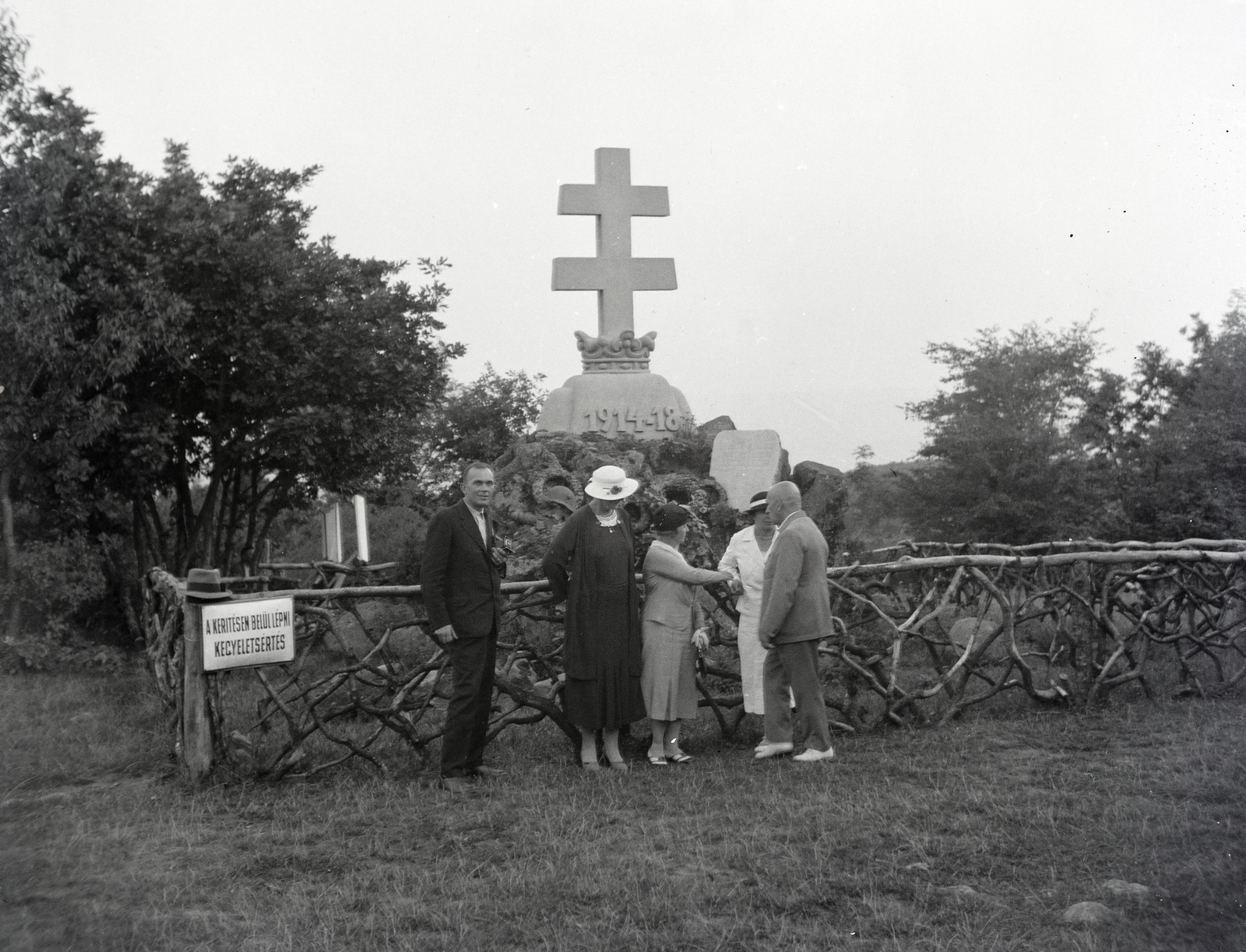 Hungary, Dobogókő, a Magyar Turista Egylet I. világháborúban elhunyt tagjai emlékére állított emlékmű., 1937, Vargha Zsuzsa, excursion, Fortepan #273458