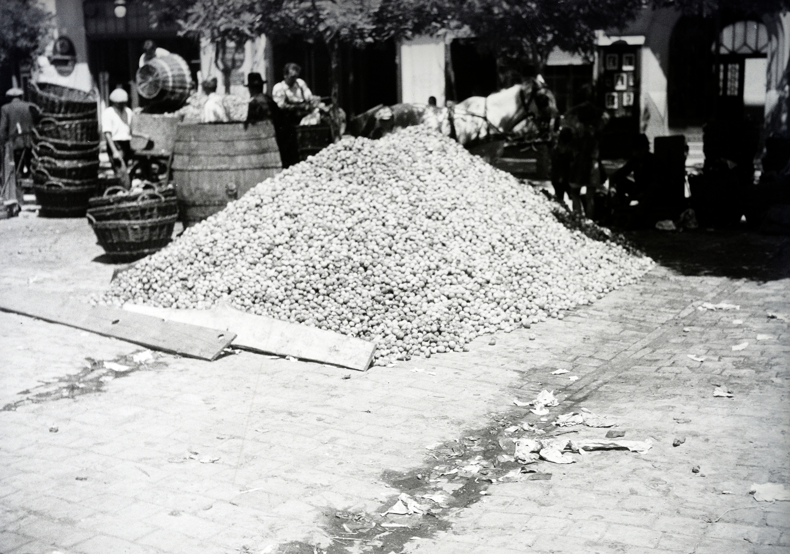 Hungary, Kecskemét, Kossuth tér, a Kecskeméti Szeszfőzde ideiglenes átvételi helye a városi piacon, a II. katolikus bérház előtt., 1933, Vargha Zsuzsa, Fortepan #273471
