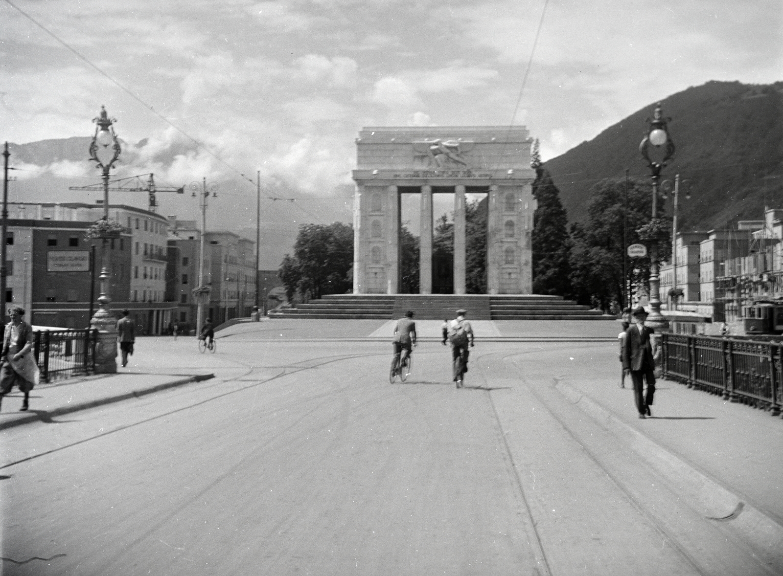 Olaszország, Bolzano, Piazza della Vittoria, Monumento alla Vittoria., 1938, Vargha Zsuzsa, kerékpár, Fortepan #273488