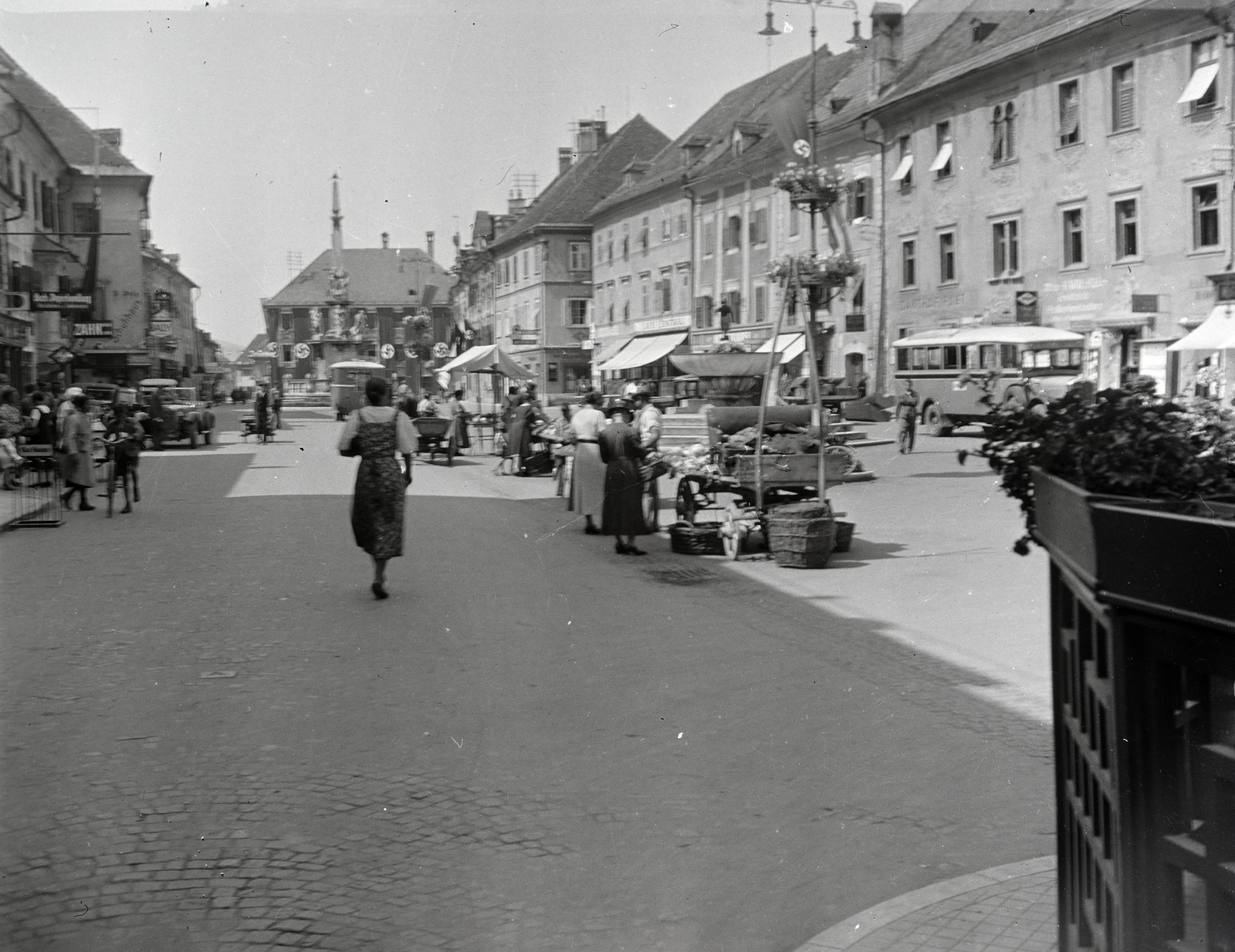 Ausztria, Sankt Veit an der Glan, Hauptplatz, a tér közepén Angelo de Putti padovai szobrász márvány pestisoszlopa áll., 1938, Vargha Zsuzsa, Fortepan #273489
