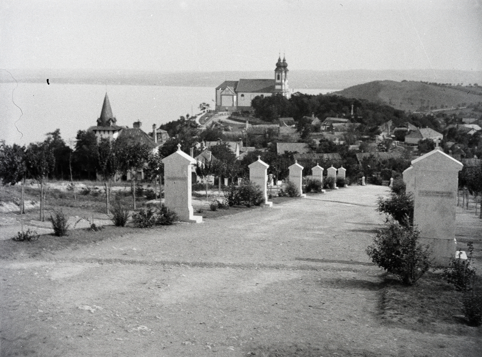 Hungary,Lake Balaton, Tihany, Attila domb, IV. Károly király emlékére emelt kálvária. Középen a Bencés Apátság., 1935, Vargha Zsuzsa, slope, Fortepan #273500