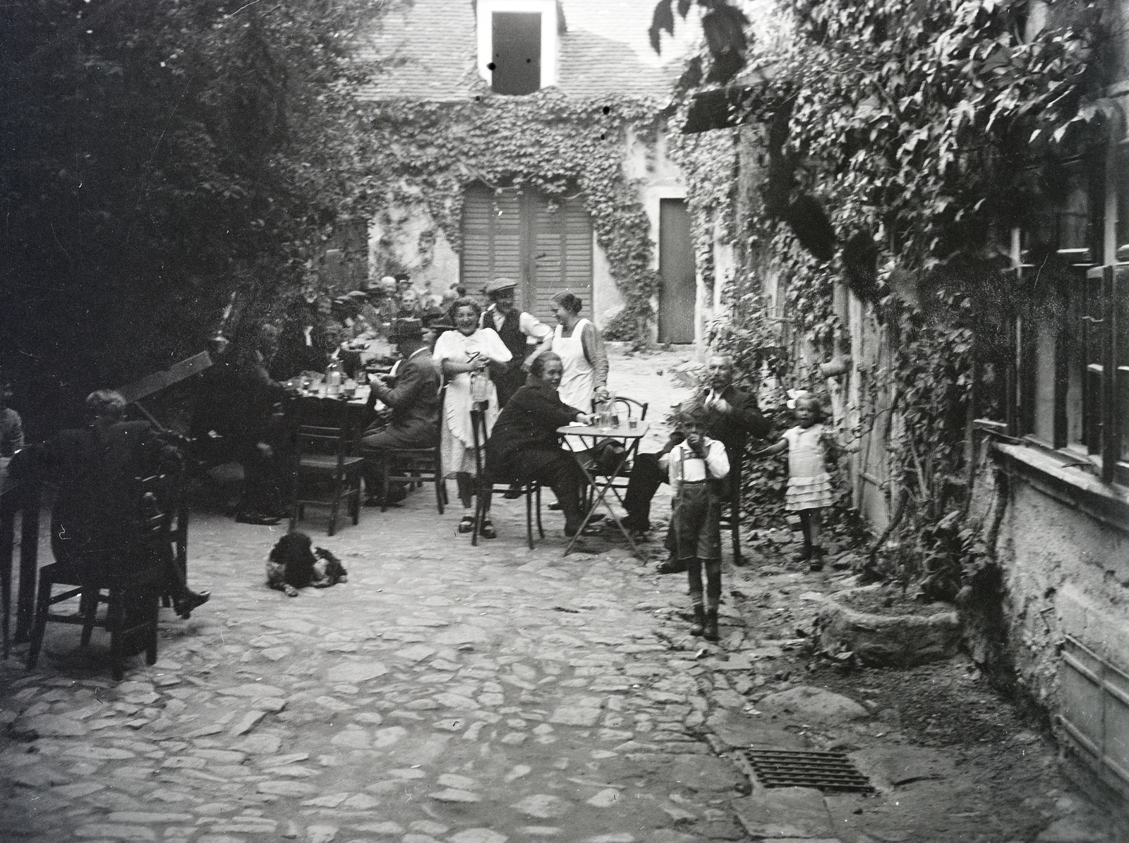 Hungary, Sopron, Bécsi út, a felvétel a 24-es számú ház udvarán készült., 1936, Vargha Zsuzsa, yard, Fortepan #273524