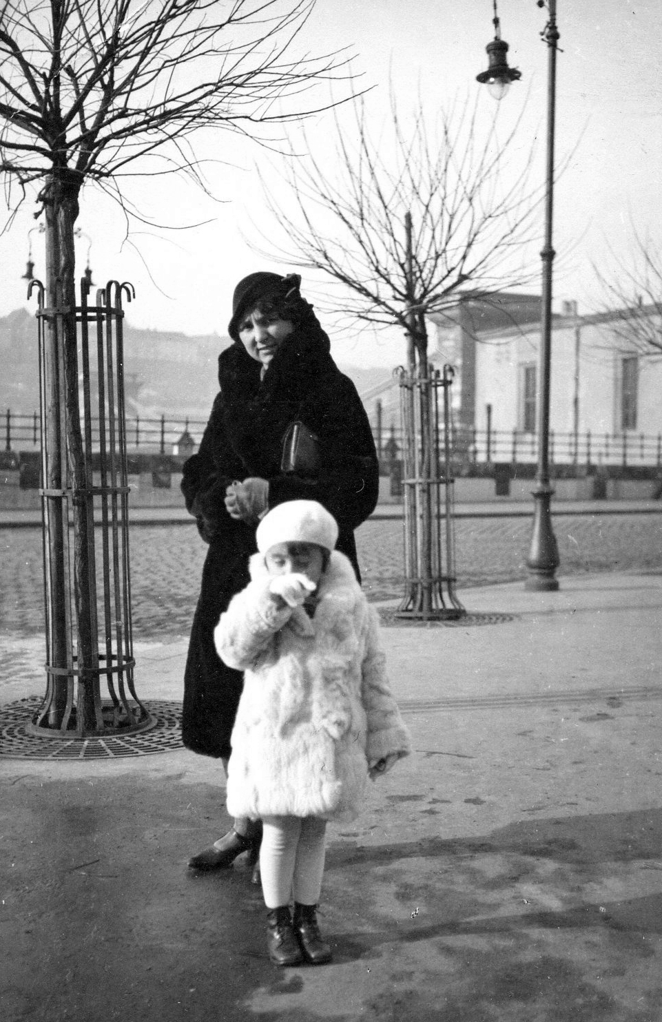 Hungary, Budapest V., Széchenyi István (Ferenc József) tér, háttérben a Széchenyi Lánchíd., 1932, Mészöly Leonóra, fashion, street furniture, woman, double portrait, kid, Budapest, Fortepan #27353