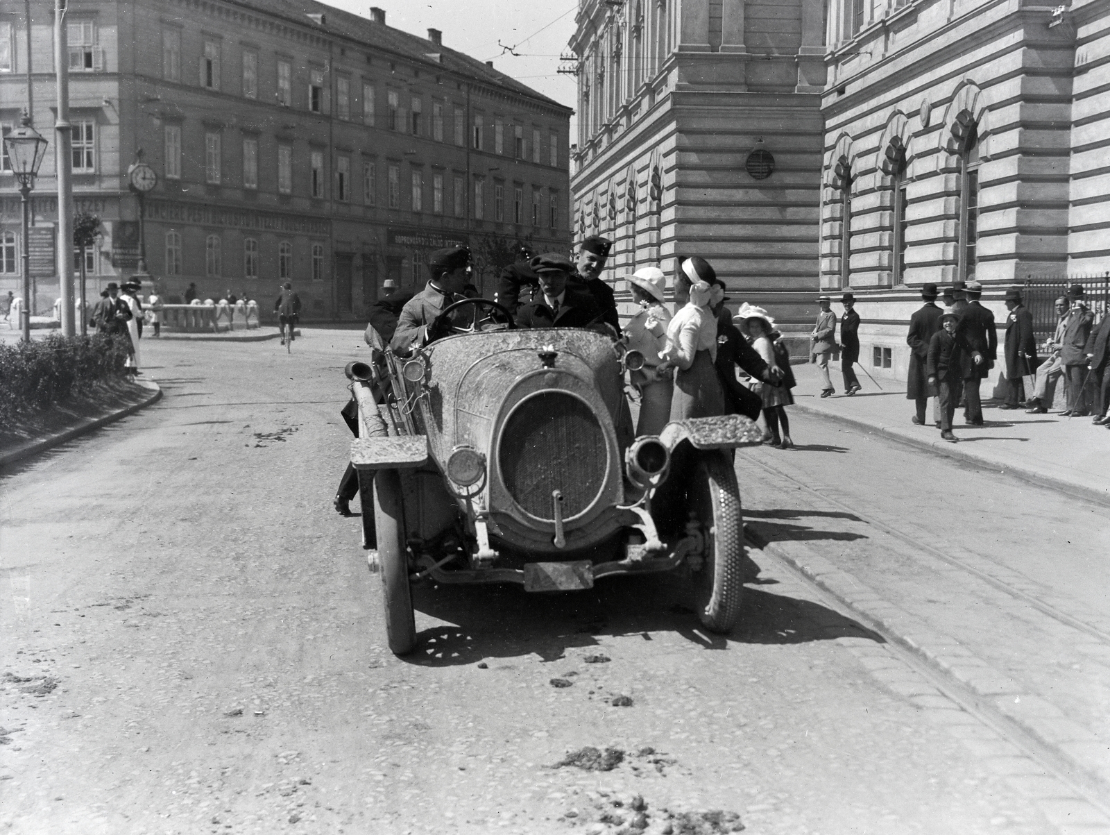 Hungary, Sopron, Széchenyi tér, a felvétel a Kaszinó (később Magyar Művelődés Háza, ma Liszt Ferenc Konferencia és Kulturális Központ) előtt készült., 1916, Vargha Zsuzsa, automobile, German brand, fashion, uniform, NAG-brand, casino, Fortepan #273532