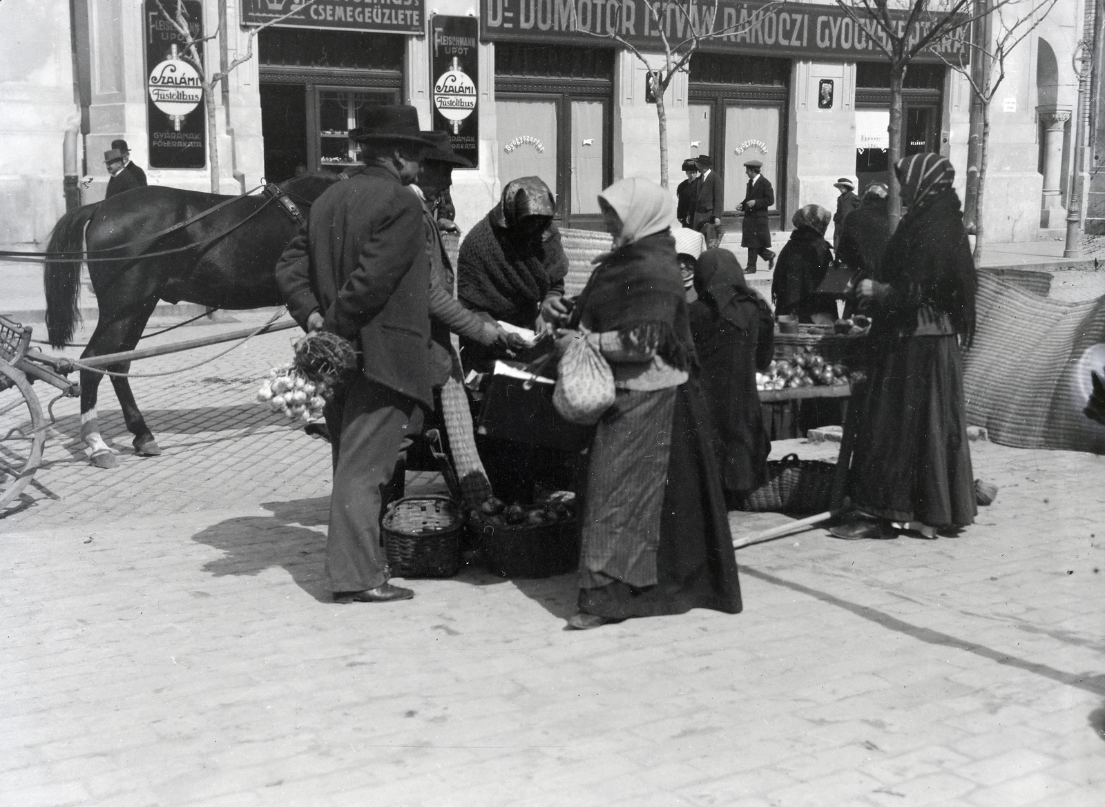 Magyarország, Kecskemét, piac a Rákóczi úton, háttérben a 2-es számú épületben a Rákóczi gyógyszertár látható., 1916, Vargha Zsuzsa, kofa, piac, Fortepan #273533