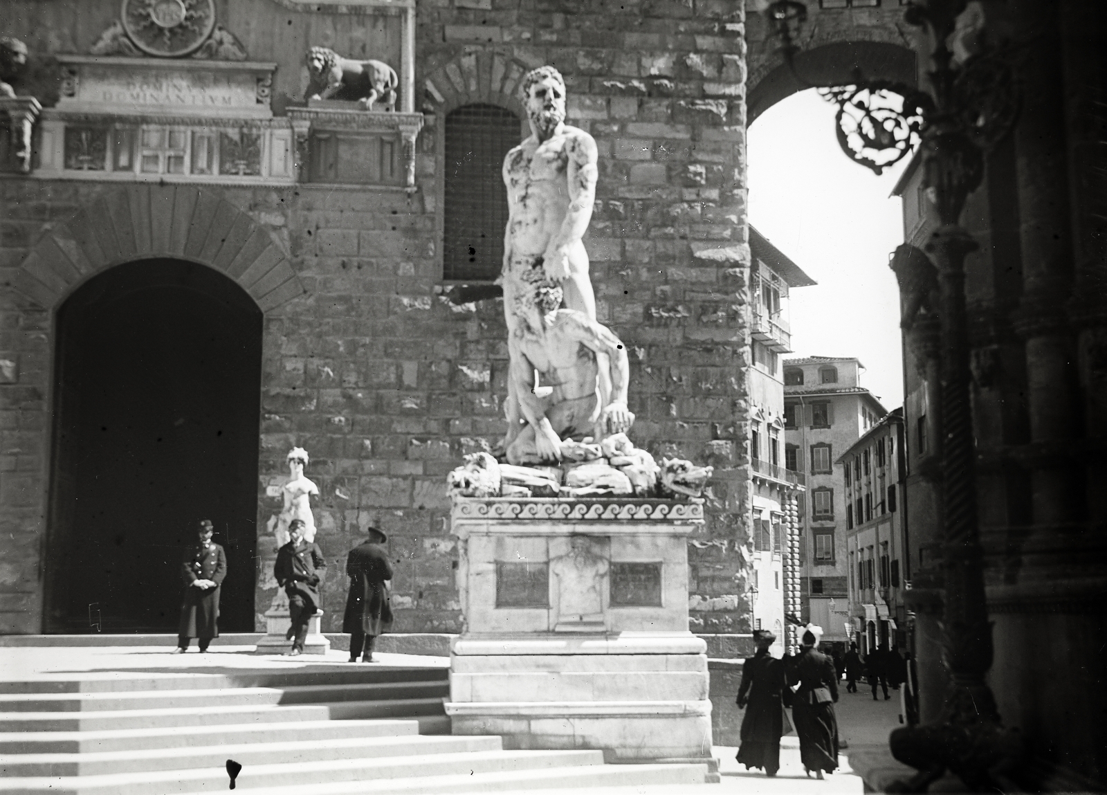 Olaszország, Firenze, Piazza della Signoria, a Palazzo Vecchio előtt Baccio Bandinelli szobrászművész alkotása Hercules és Cacus szobra., 1909, Vargha Zsuzsa, szobor, Fortepan #273542