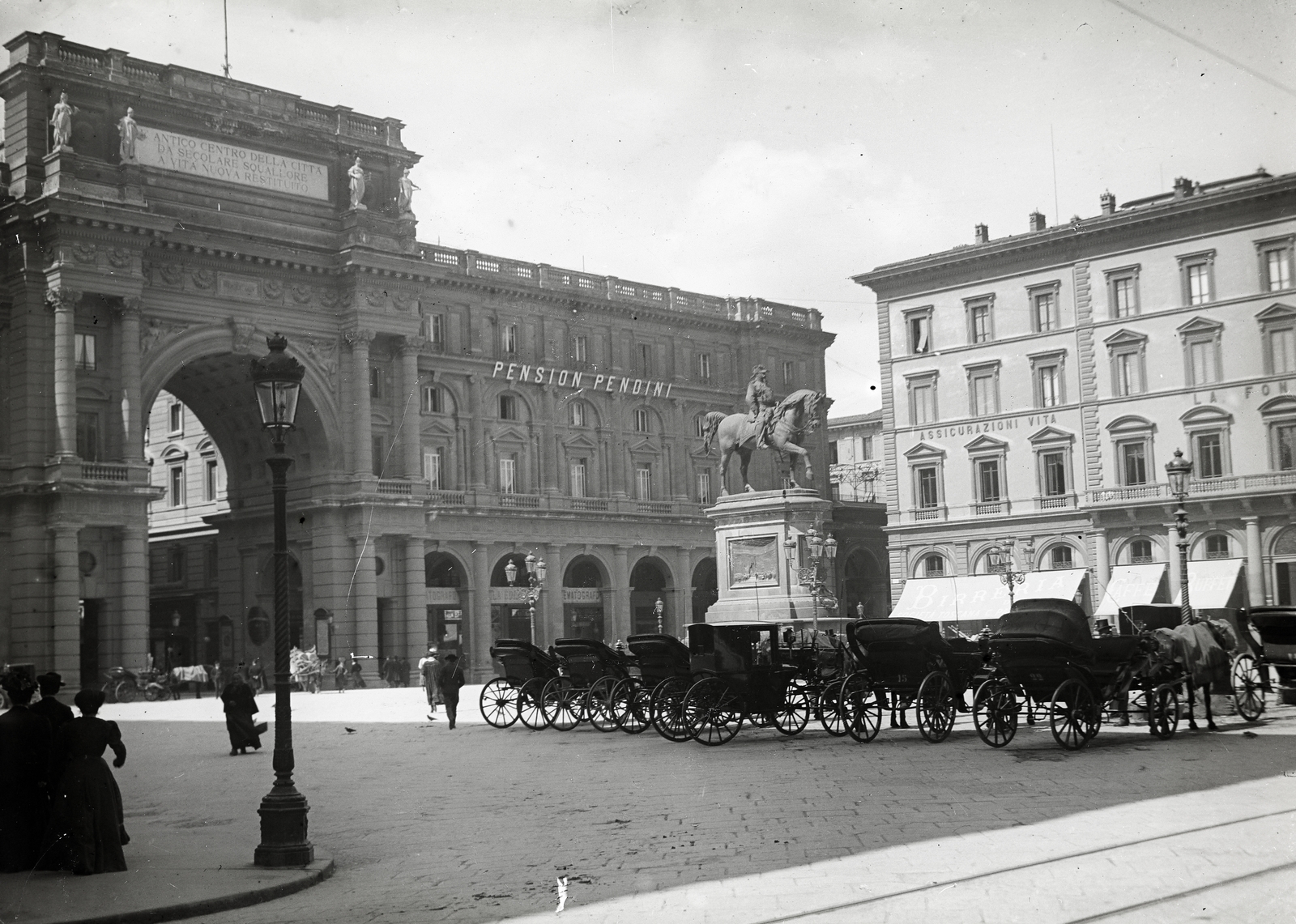 Olaszország, Firenze, Piazza della Repbulica, az Arco del Triunfo előtt Vittorio Emanuele II lovasszobra, később áthelyezték a piazza Vittorio Veneto-ra., 1909, Vargha Zsuzsa, Fortepan #273544