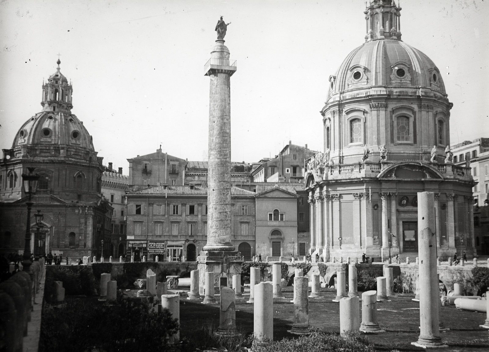 Olaszország, Róma, Piazza Foro Traiano, balra a Loretói Szűz Mária-templom (Santa Maria di Loreto), jobbra a Szűz Mária Szent Neve-templom (Santissimo Nome di Maria al Foro Traiano), előttük Traianus oszlopa., 1909, Vargha Zsuzsa, templom, rom, római birodalom, Fortepan #273546