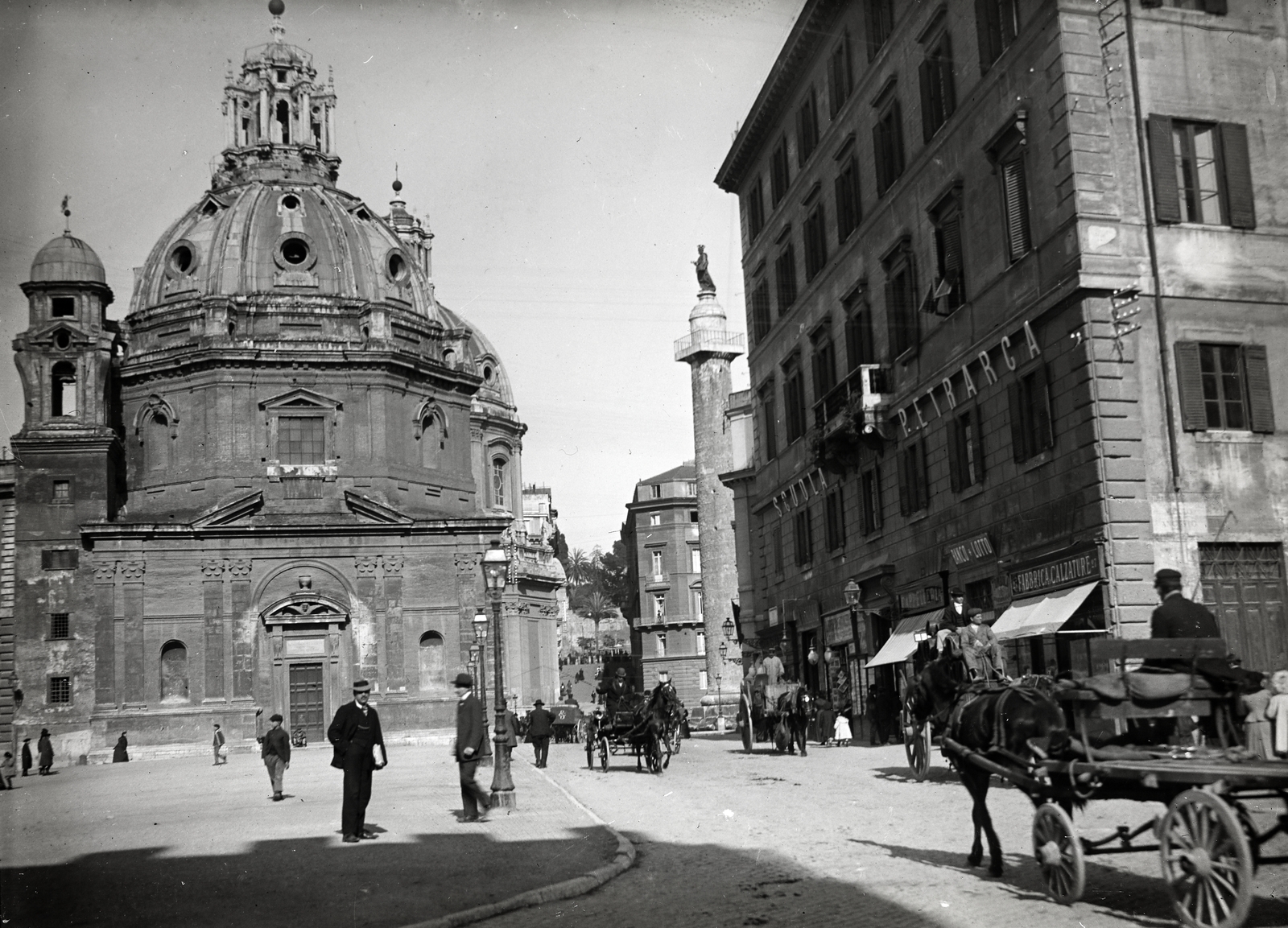Olaszország, Róma, Piazza della Madonna di Loreto, balra a közelebbi kupolás épület a Loretói Szűz Mária-templom (Santa Maria di Loreto), mögötte a Szűz Mária Szent Neve-templom (Santissimo Nome di Maria al Foro Traiano), ezektől jobbra Traianus oszlopa., 1909, Vargha Zsuzsa, Fortepan #273553