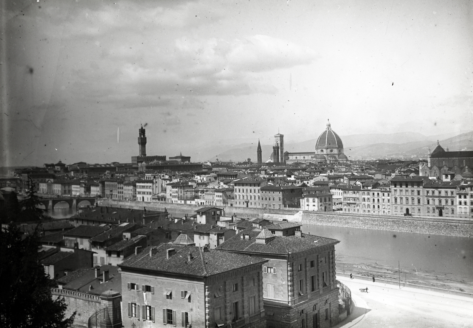 Olaszország, Firenze, kilátás a Piazzale Michelangelo-tól, balra a Palazzo Vecchio magaslik ki, szemben a Dóm és a Campanile, jobb szélen a Santa Croce bazilika látható., 1909, Vargha Zsuzsa, Fortepan #273560