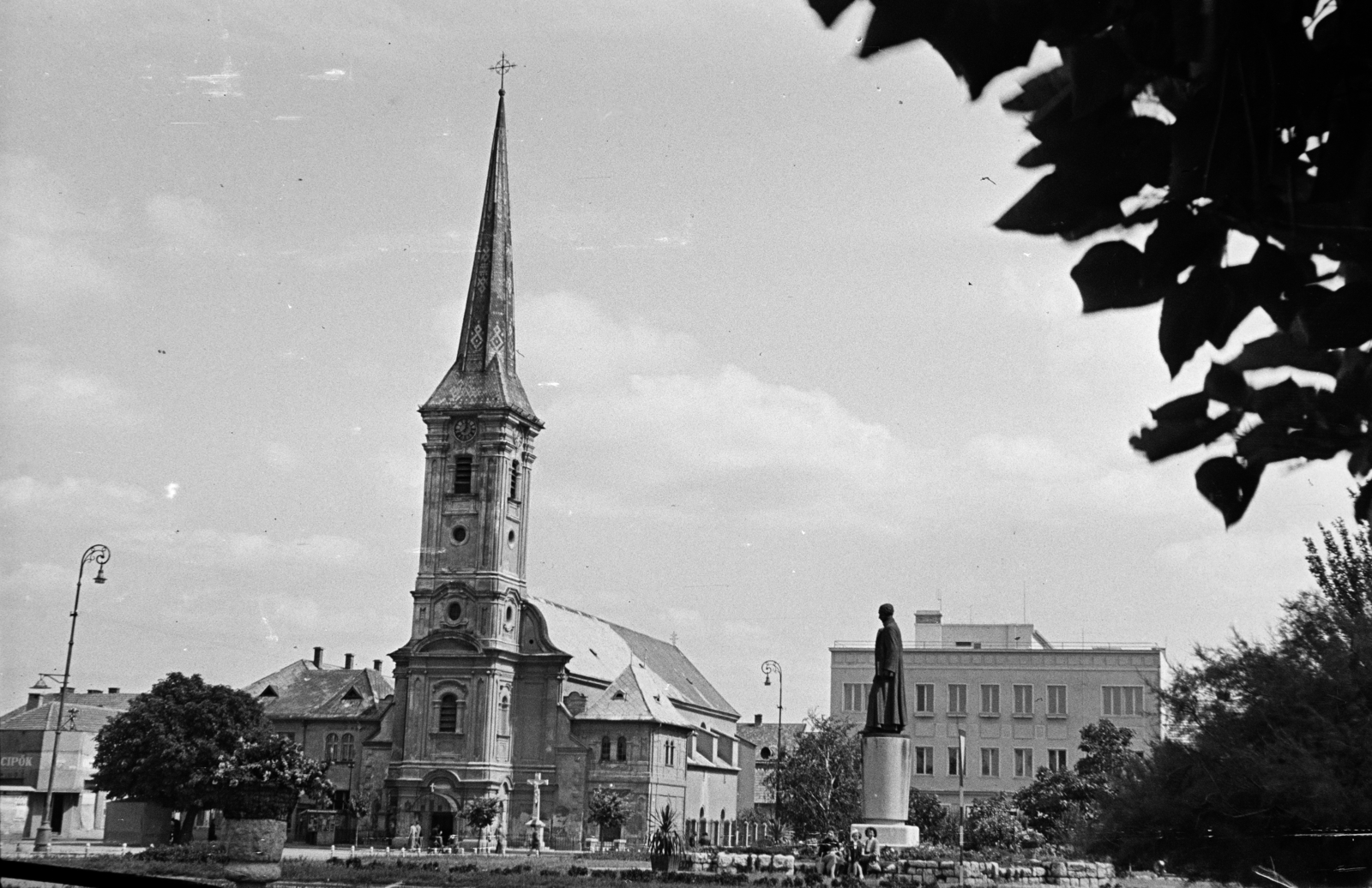 Slovakia, Nové Zámky, Fő tér (Hlavné námestie), a Szent Kereszt-templom (Kostol povýšenia Svätého kríža), jobbra Bernolák Antal szobra., 1955, Vajda Márton, sculpture, church, Fortepan #273570