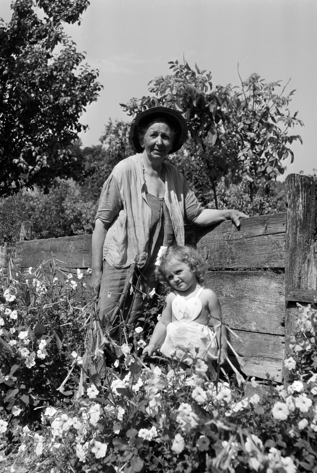 Hungary, 1955, Vajda Márton, hat, girl, garden, old person, grandparent, grandchild, Fortepan #273574