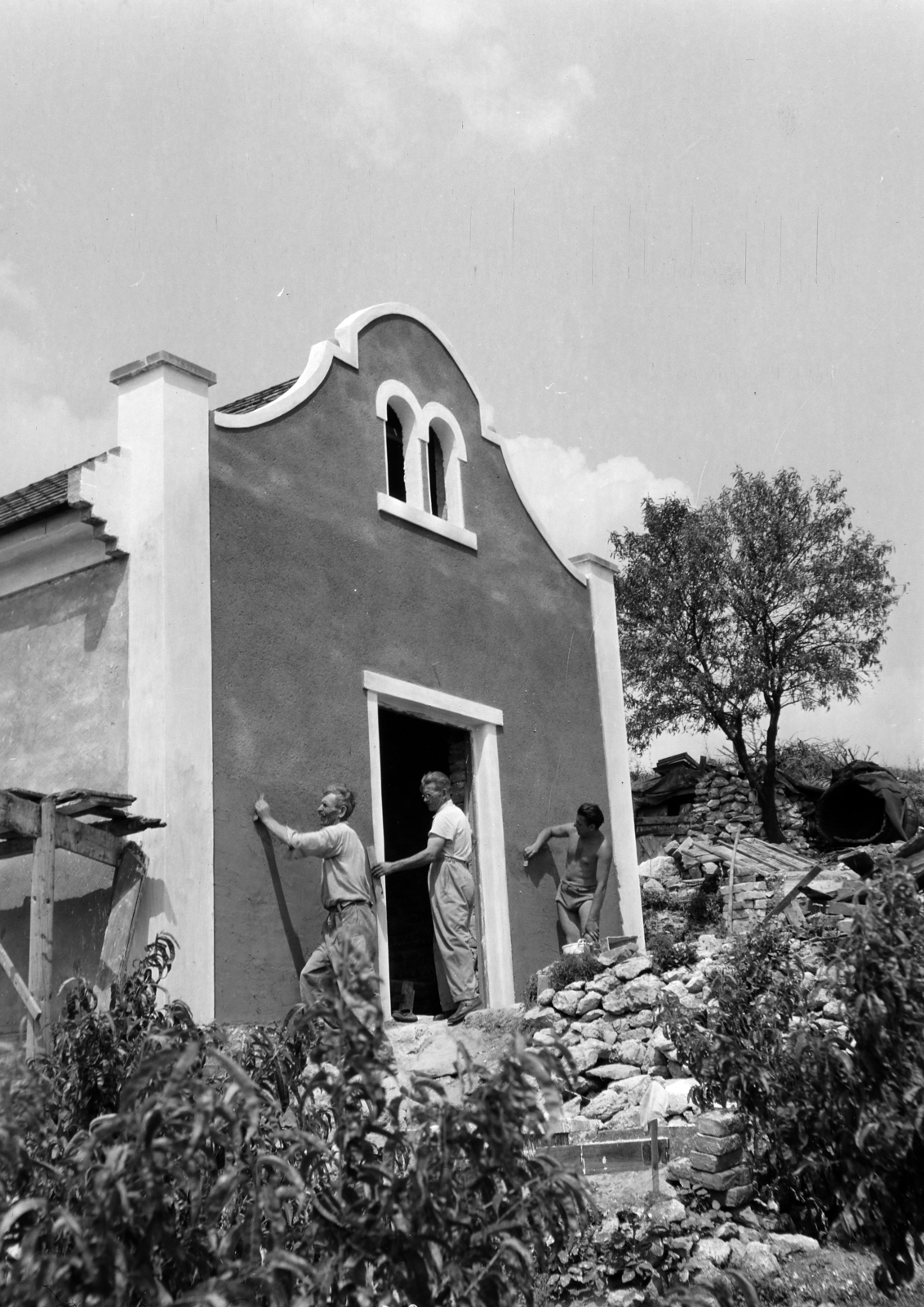 Hungary, Budapest XI., a felvétel a Kakukkhegyi út 18. számú telken készült., 1957, Vajda Márton, Budapest, house, plastering, painting, Fortepan #273579