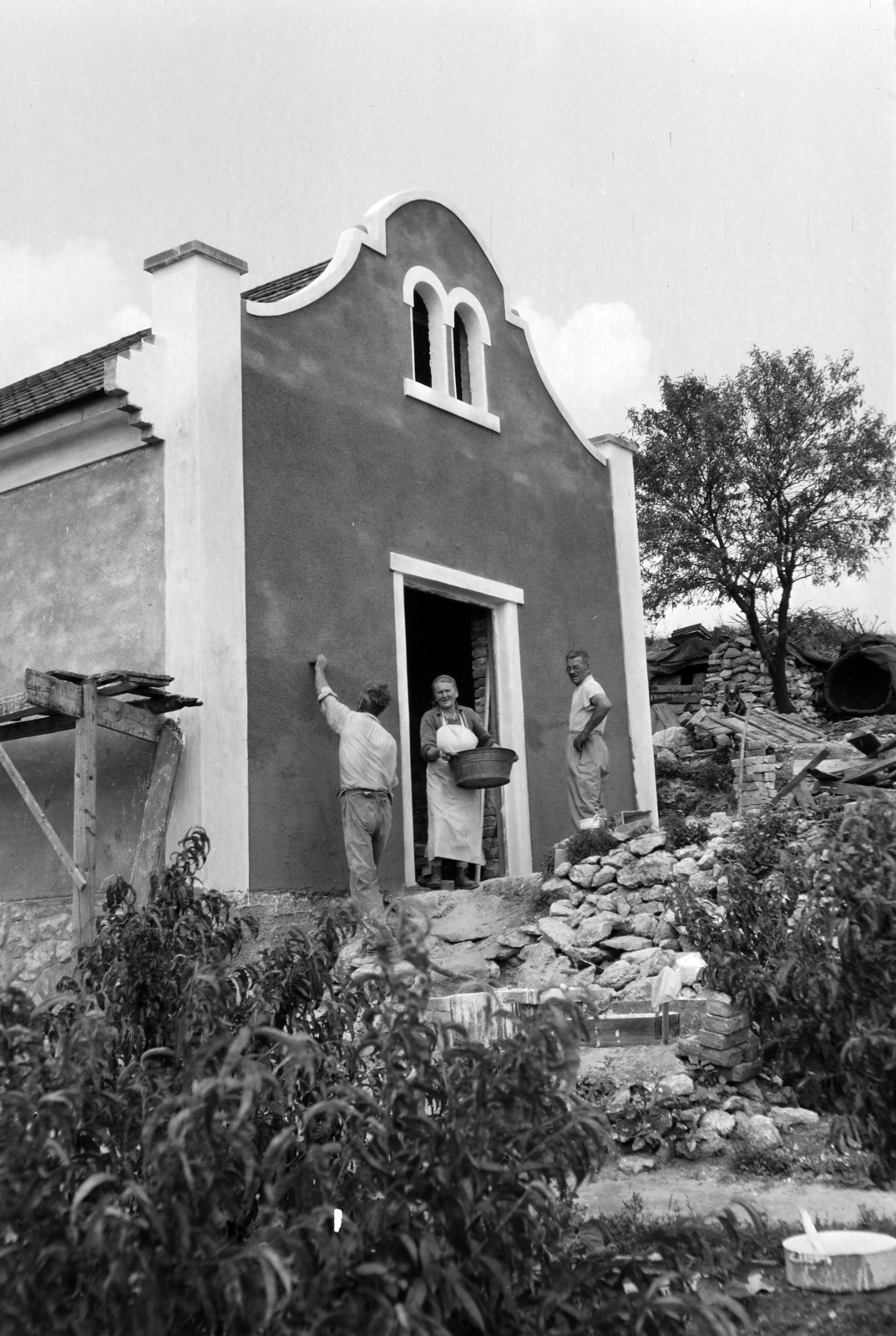 Hungary, Budapest XI., a felvétel a Kakukkhegyi út 18. számú telken készült., 1957, Vajda Márton, Budapest, house, plastering, Fortepan #273580