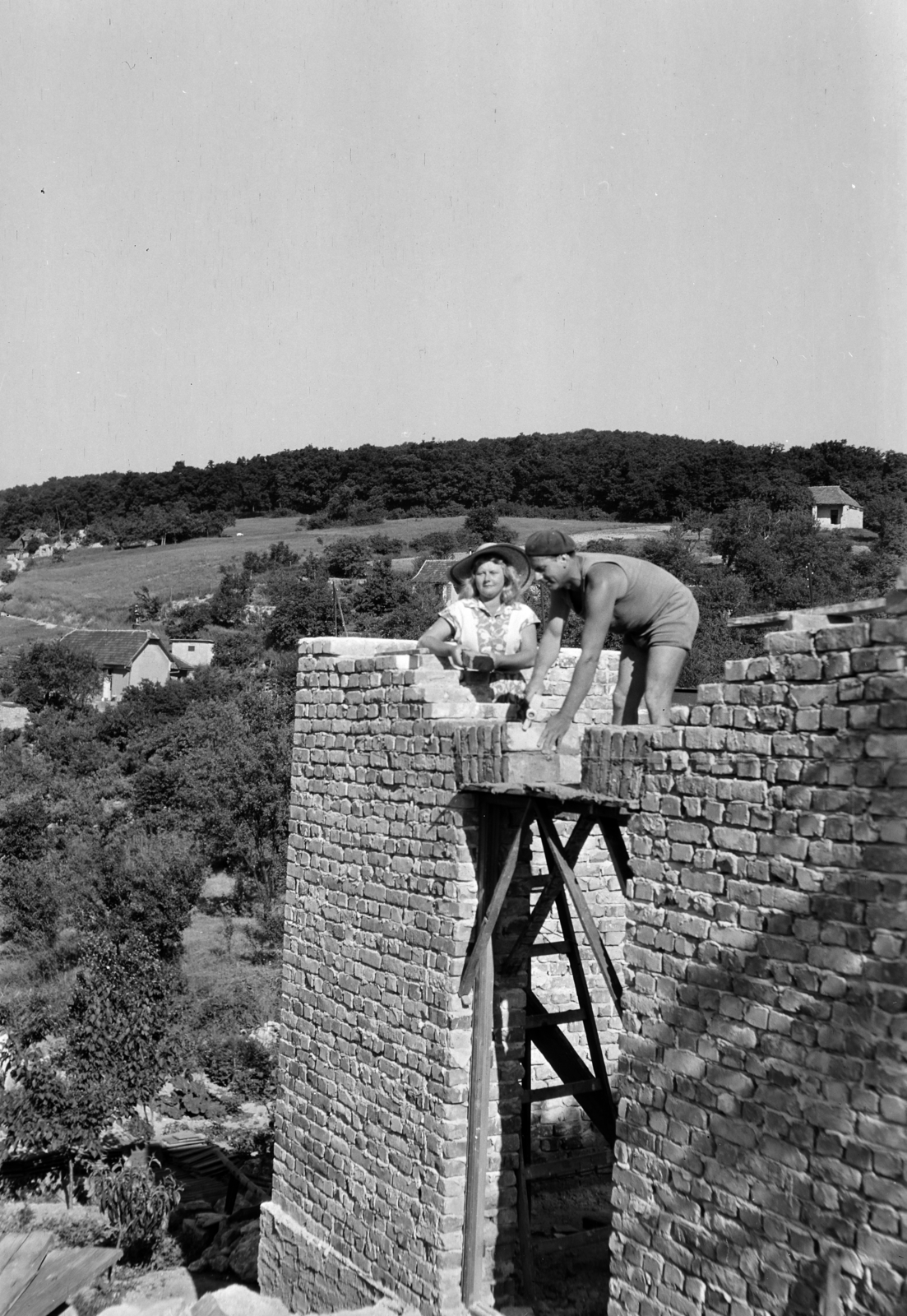 Hungary, Budapest XI., a felvétel a Kakukkhegyi út 18. számú telken készült., 1957, Vajda Márton, Budapest, mason, Fortepan #273581