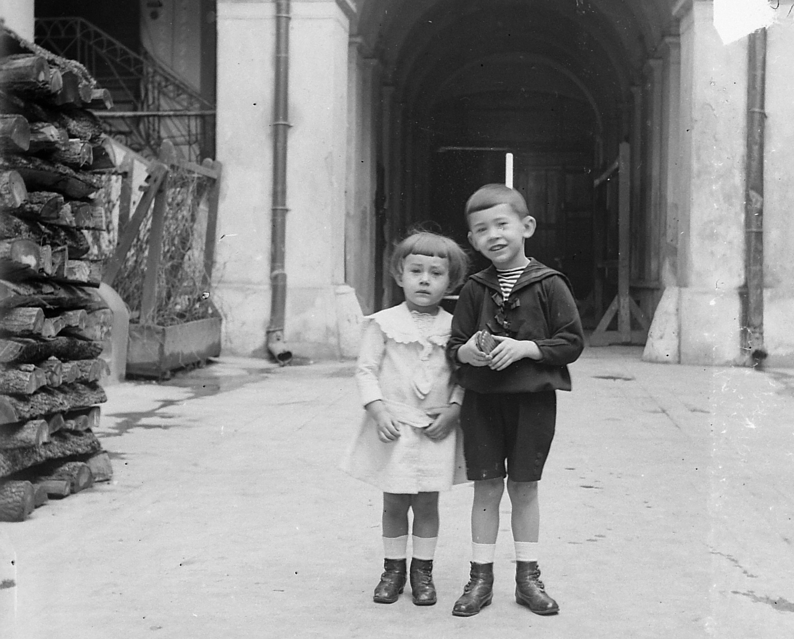1918, Fortepan, yard, gate, girl, kid, kids, double portrait, curb, sailor dress, Fortepan #2736
