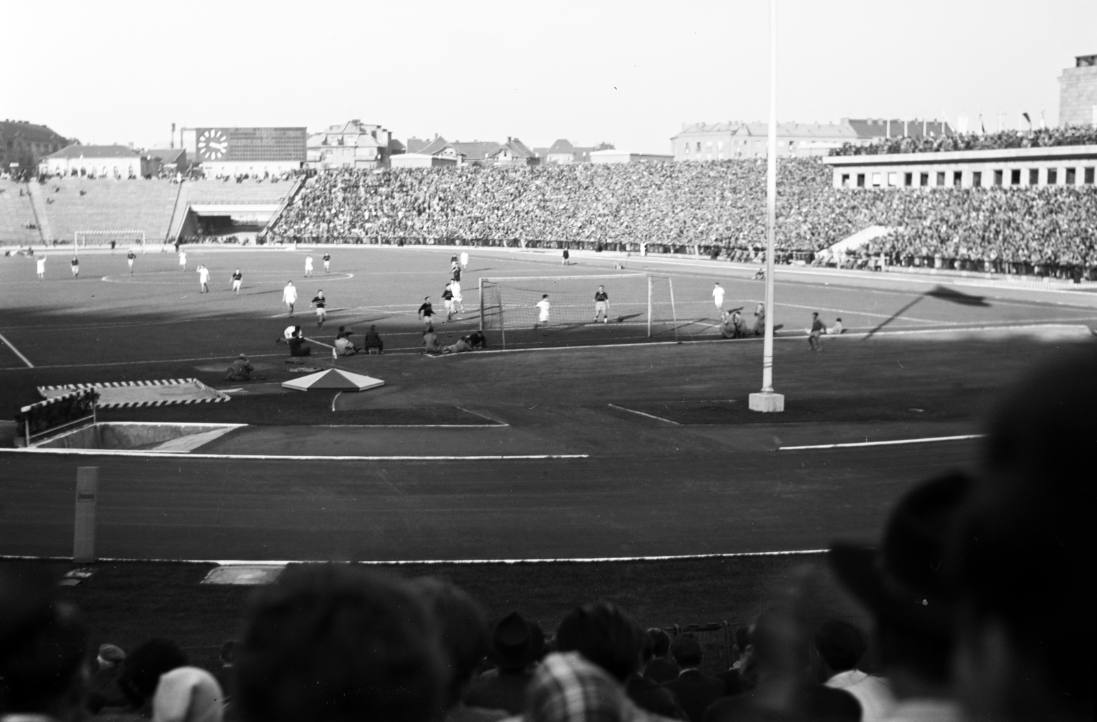 Hungary, Népstadion, Budapest XIV., Bp. Vörös Lobogó - Bp. Vasas 5:0 (3:0) NB I-es bajnoki labdarúgó-mérközés 1954. október 17-én., 1954, Vajda Márton, stadium, football, Budapest, Fortepan #273604