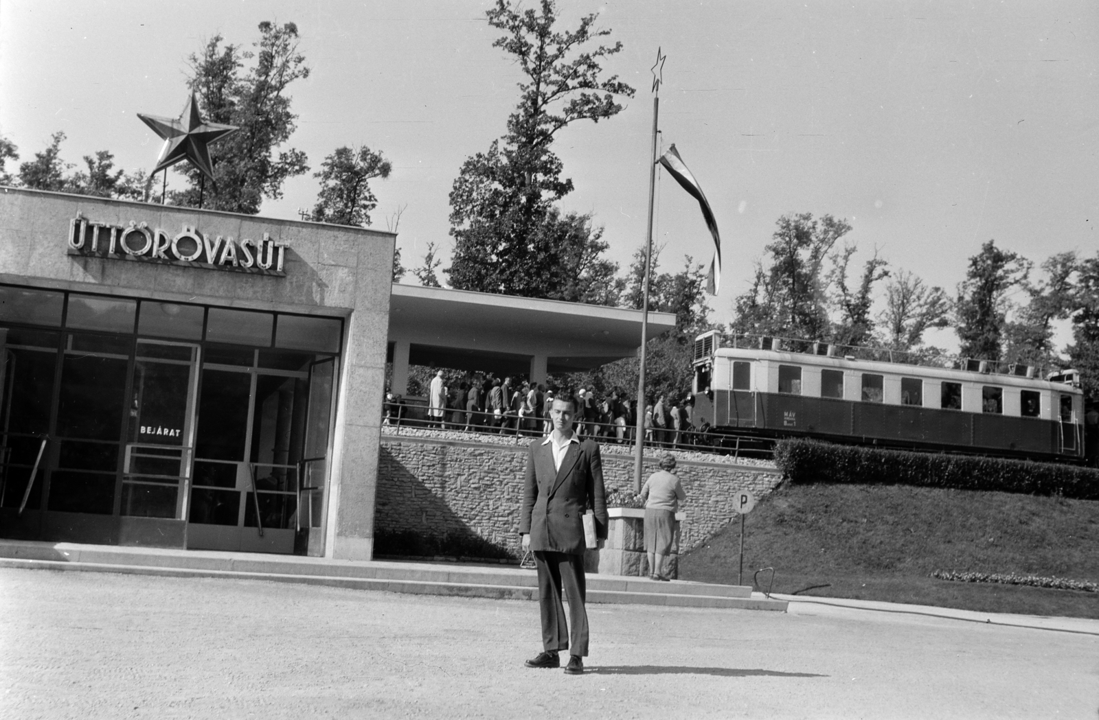 Magyarország, Hűvösvölgy, Budapest II., a Gyermekvasút (Úttörővasút) végállomása., 1959, Vajda Márton, Budapest, férfi, vörös csillag, öltöny, Fortepan #273607
