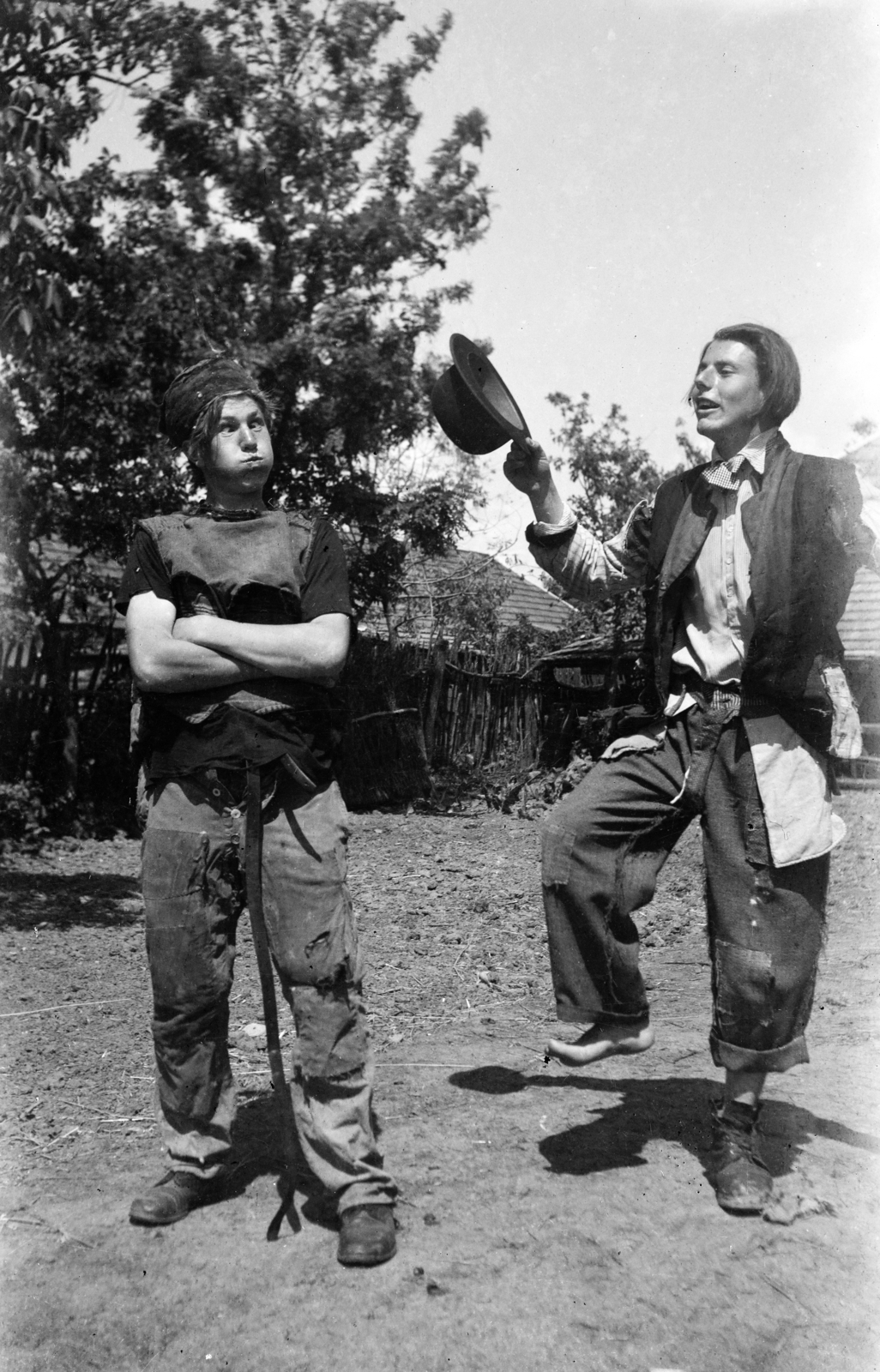 Slovakia, Kissalló (ekkor önálló falu, később a község része)., 1951, Vajda Márton, men, costume, jesting, barefoot, grimace, bowler hat, Fortepan #273615