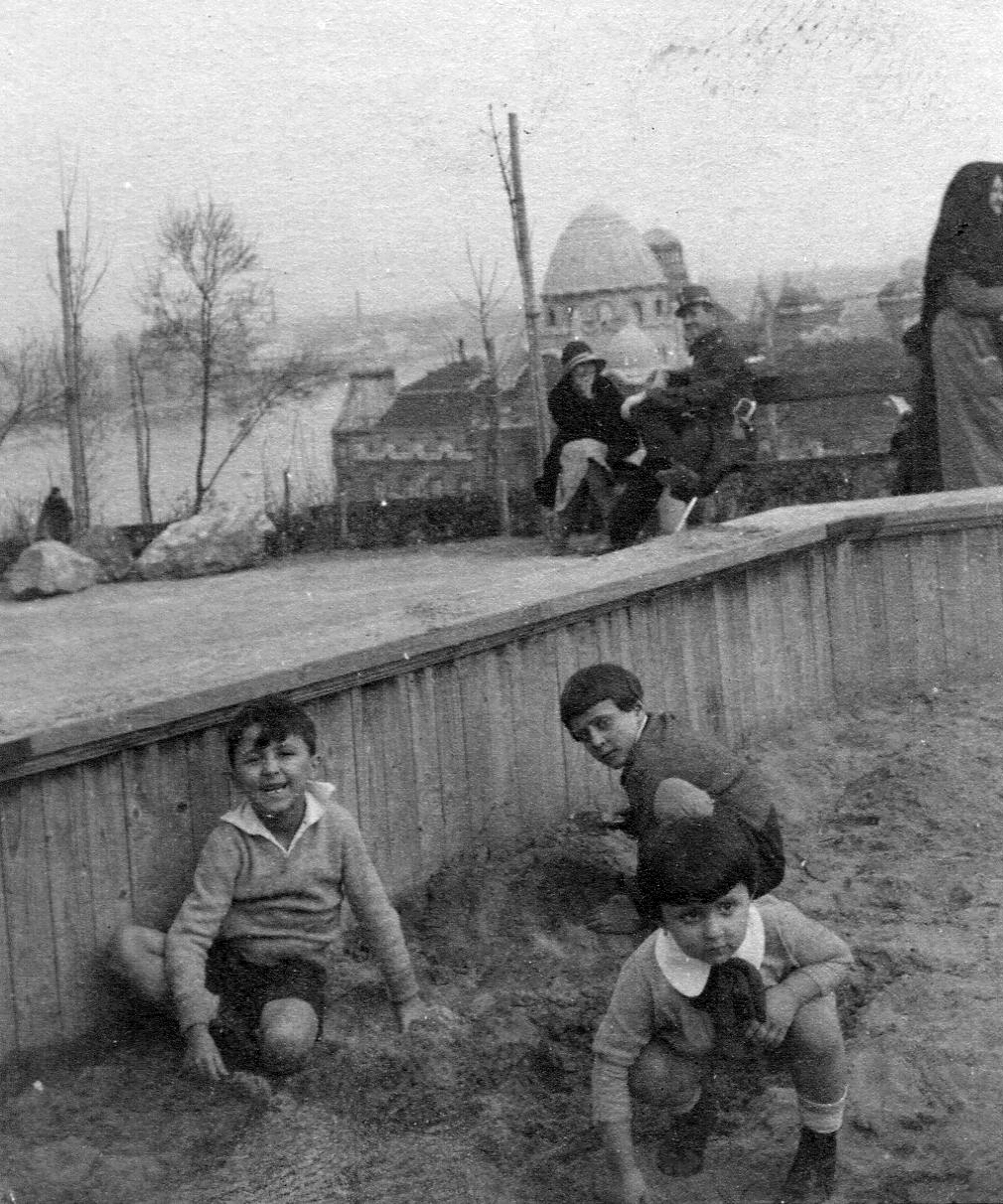 Hungary, Budapest XI., játszótér. Háttérben a Gellért szálló., 1931, Mészöly Leonóra, playground, youth, kids, sandpit, Budapest, Fortepan #27362