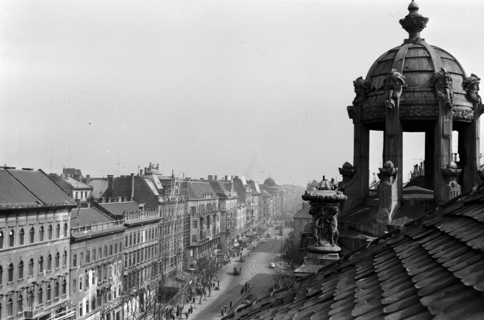 Hungary, Budapest VIII.,Budapest VII., Rákóczi út, kilátás a 17-es számú ház tetejéről a Nagykörúti kereszteződés felé. Jobbra a Szentkirályi utca sarkán álló 19-es számú ház tornyának kupolája látható., 1954, Vajda Márton, street view, plan view, architectural ornament, Budapest, Fortepan #273620