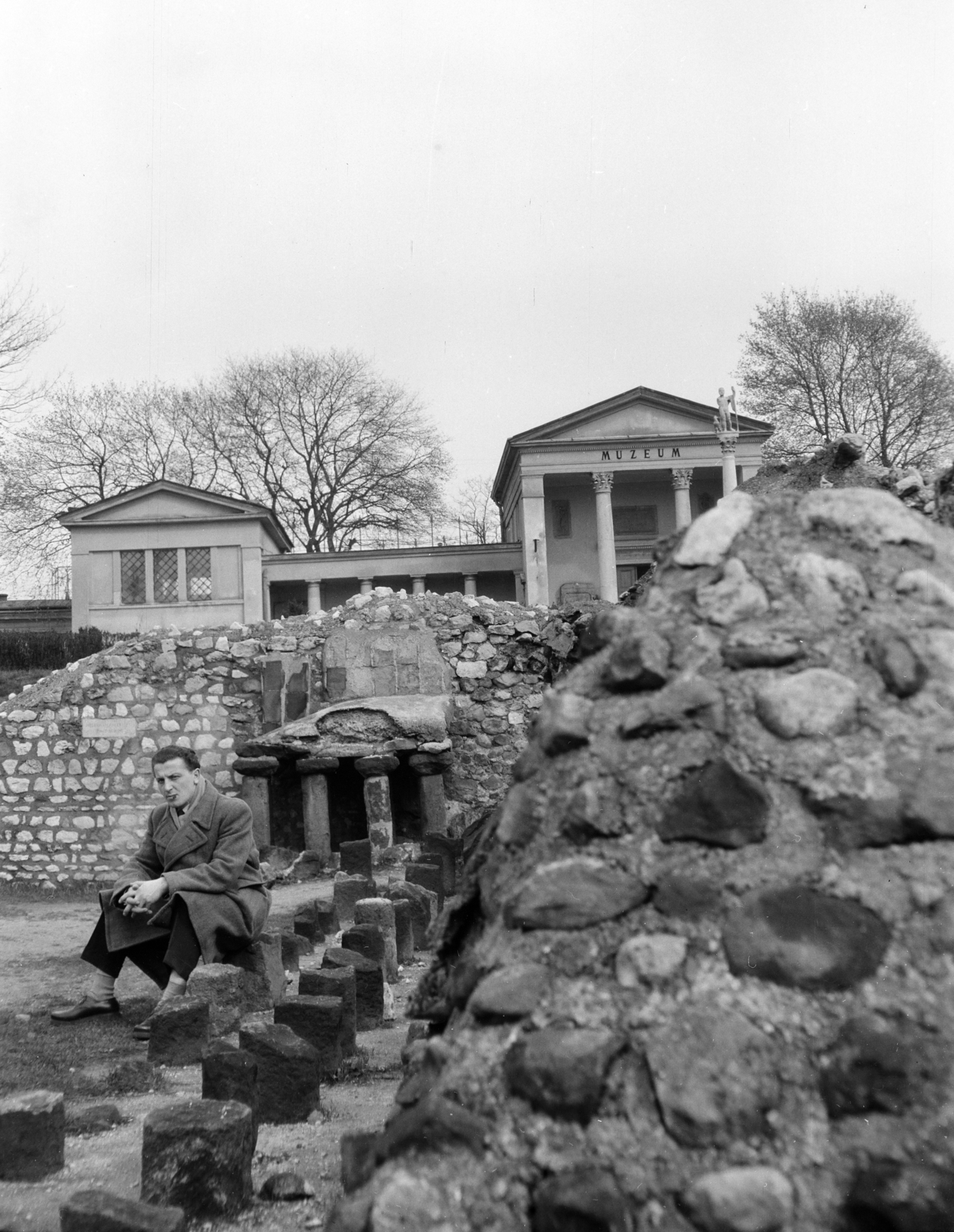 Hungary, Aquincum, Budapest III., romkert és múzeum., 1954, Vajda Márton, Budapest, coat, man, sitting, intertwined fingers, museum, ruins, Fortepan #273627