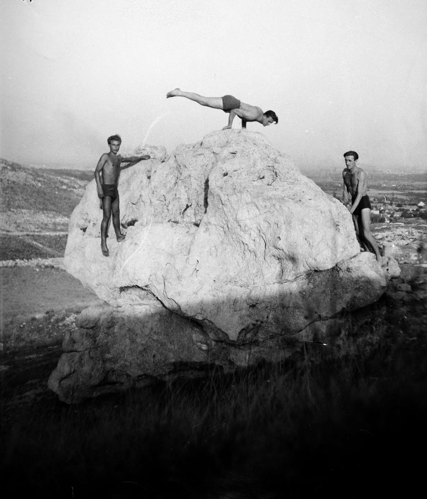 Magyarország, Budaörs, a felvétel a Kő-hegyen készült., 1948, Vajda Márton, fiatalság, mutatvány, félmeztelen, szikla, kézenállás, Fortepan #273630