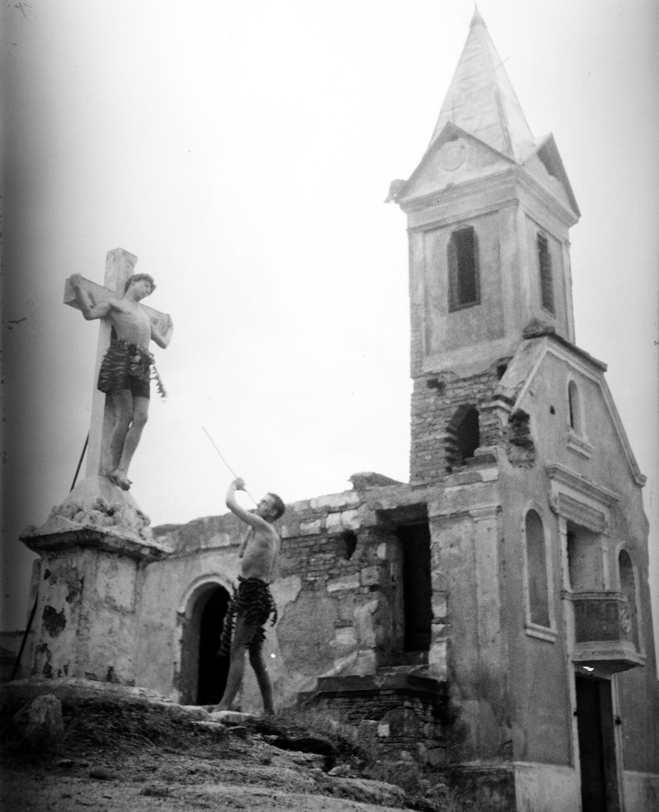 Magyarország, Budaörs, Kő-hegy, a felvétel a Wendler- / Kőhegyi-kápolnánál készült., 1948, Vajda Márton, kereszt_jelkép, templom, Jézus Krisztus-ábrázolás, Fortepan #273634