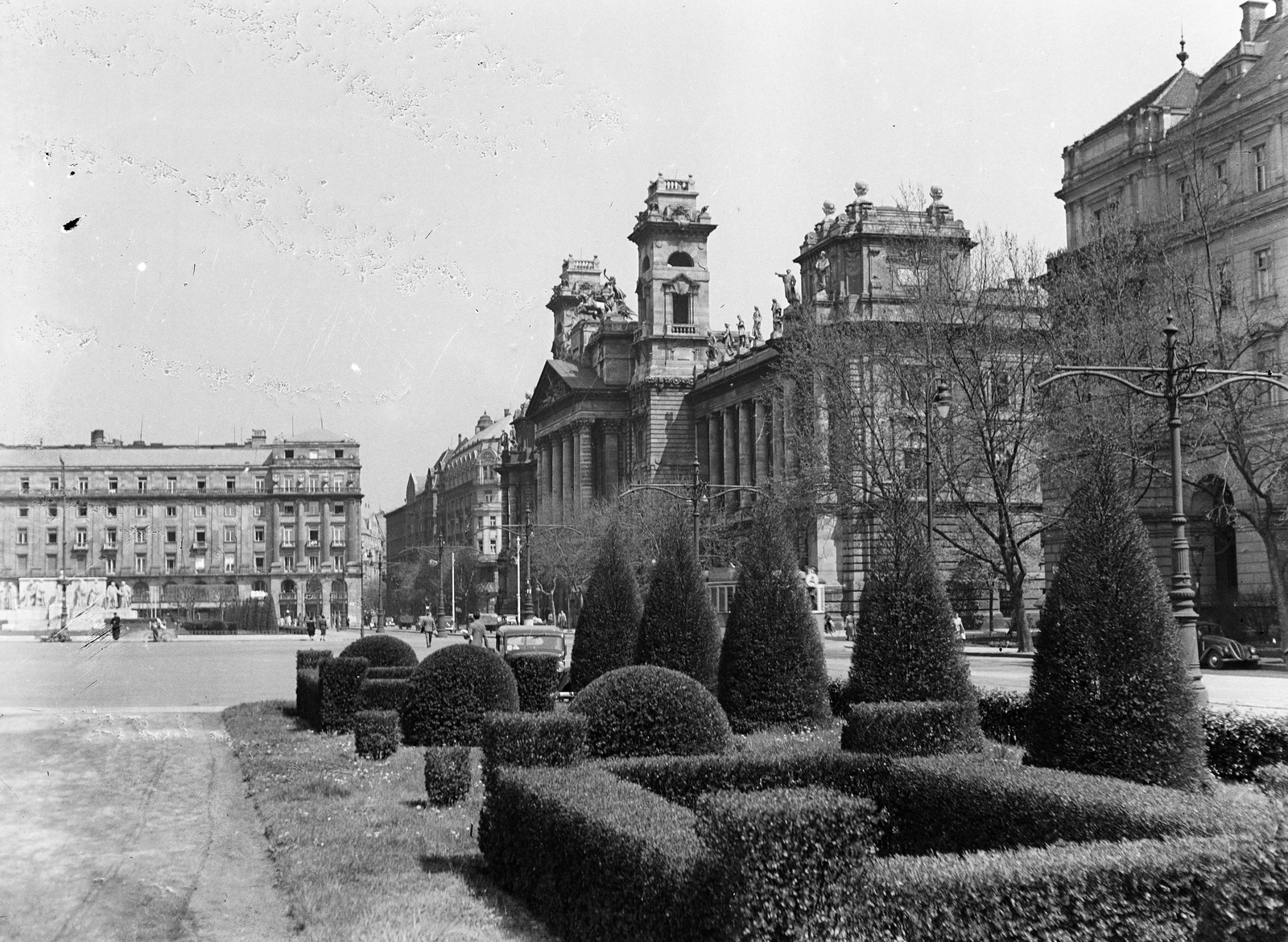 Hungary, Budapest V., Kossuth Lajos tér, szemben a Kossuth emlékmű, mögötte a 13-15-ös számú épület, ettől jobbra a Falk Miksa utca. Majd az Igazságügyi Palota (ekkor Magyar Királyi Kúria és Ítélőtábla) és az Alkotmány utca torkolata után a Földművelésügyi Minisztérium épülete látható., 1940, Tamássy Andrea, mansion, Budapest, Fortepan #273650