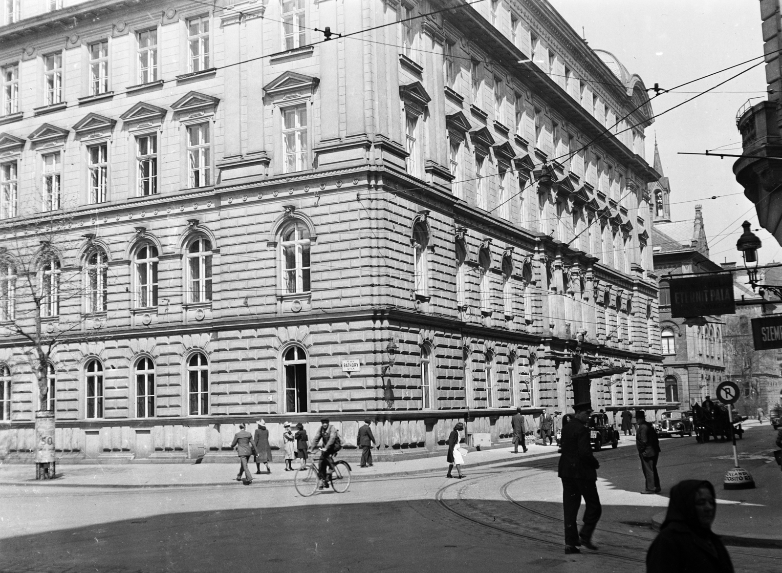 Hungary, Budapest V., Báthory utca, szemben a Hold utca - Kálmán Imre utca közötti épülettömb. Jobbra kicsit takarva a a Németajkú Református Egyházközség templomának tornya emelkedik ki., 1940, Tamássy Andrea, Budapest, cornerhouse, rails, Fortepan #273665