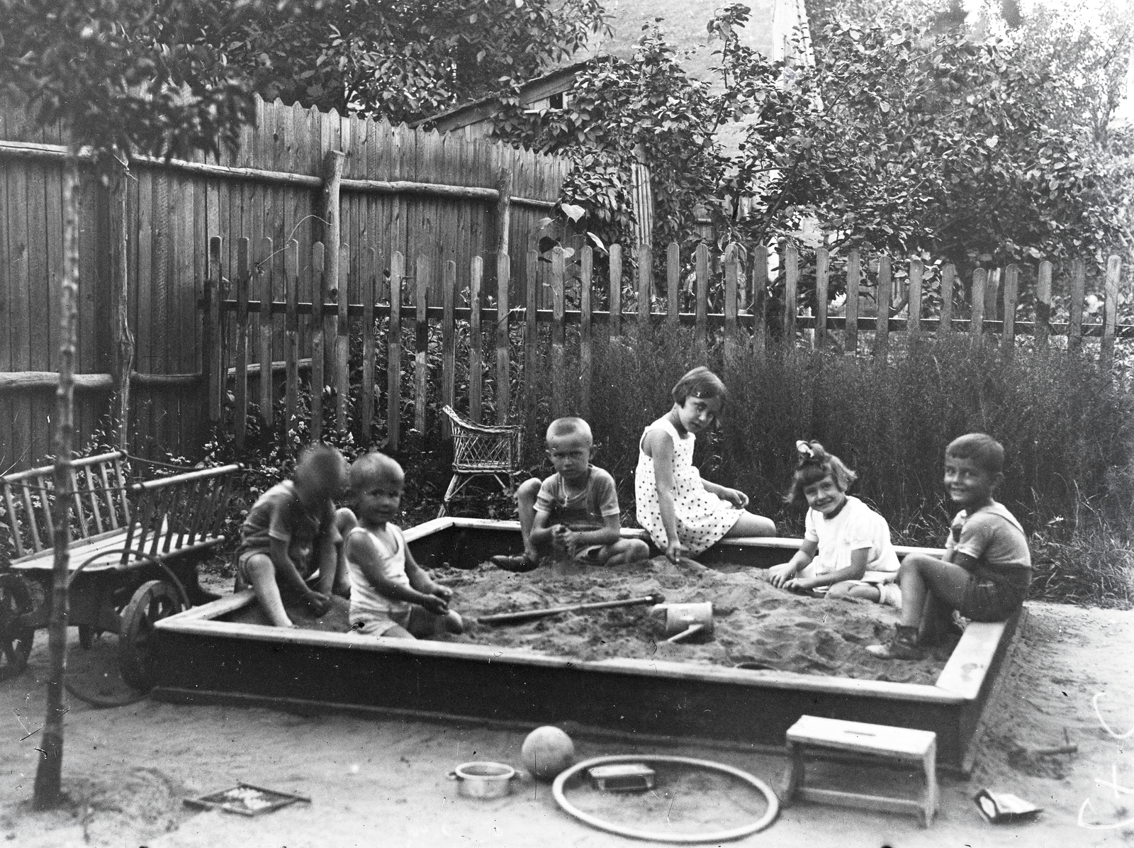 1936, Tamássy Andrea, kids, handbarrow, footstool, ball, lath fence, sandpit, Fortepan #273676