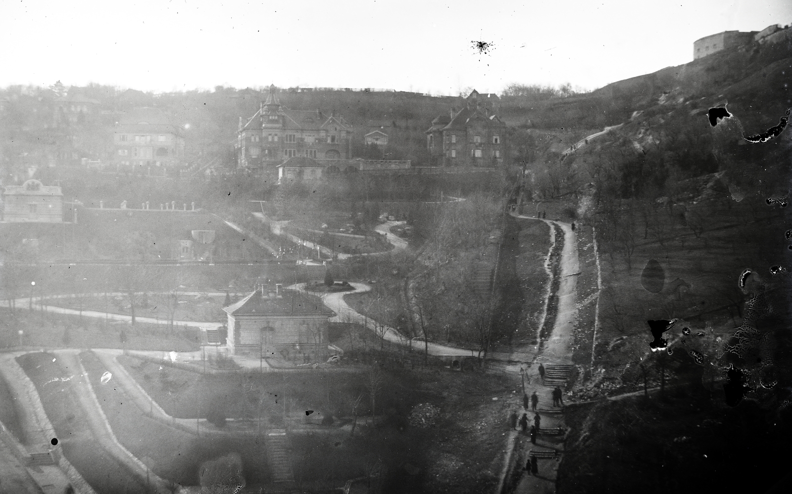 Hungary, Budapest XI., Kilátás a Gellért Szállóból a Minerva utca melletti villák felé. Fent középen a 3. szám alatt a Bayer-villa. Később, 1938 - 1944 között, a Svéd Királyi Követség épülete. 1944-ben és 1945-ben Raoul Wallenberg segítőivel innen (valamint a Wenckheim – villából) tervezte meg és szervezte a budapesti zsidók megmentését., 1917, Tamássy Andrea, Budapest, Fortepan #273685