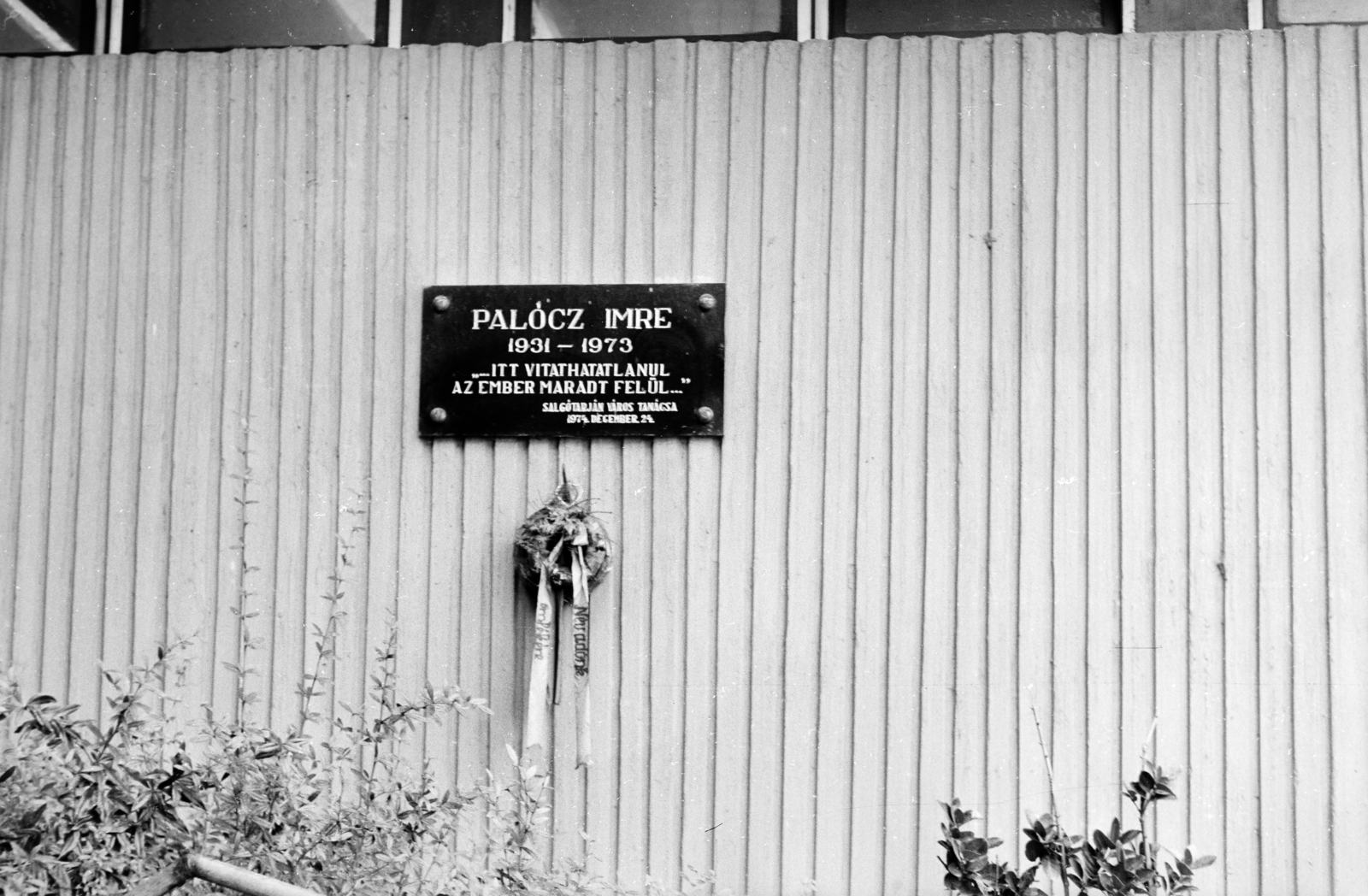 Hungary, Salgótarján, Erzsébet (Palócz Imre) tér., 1976, Szilvási hagyaték, memorial plaque, Fortepan #273710