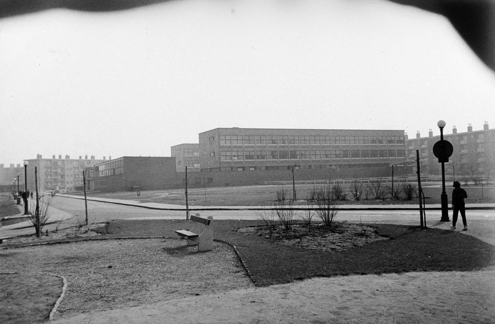 Magyarország, Budapest XXI., Csepel, Csillagtelep, a Mars utca, az Űrhajós utca és a Vénusz utca találkozása, szemben a Tejút utca 10. szám alatti iskola., 1969, Szilvási hagyaték, Budapest, Fortepan #273715