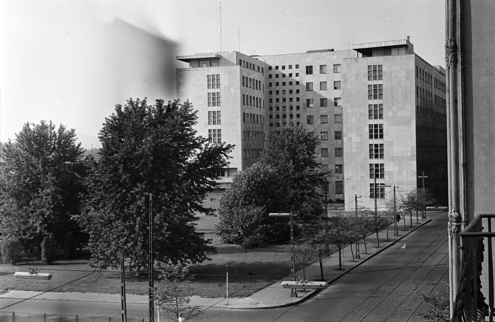 Magyarország, Budapest V., kilátás a mai Olimpia parkra a Balassi Bálint utca 9-11. számú házból. Szemben az MSZMP székház a mai Képviselői Irodaház ("Fehér Ház")., 1969, Szilvási hagyaték, Budapest, Fortepan #273716