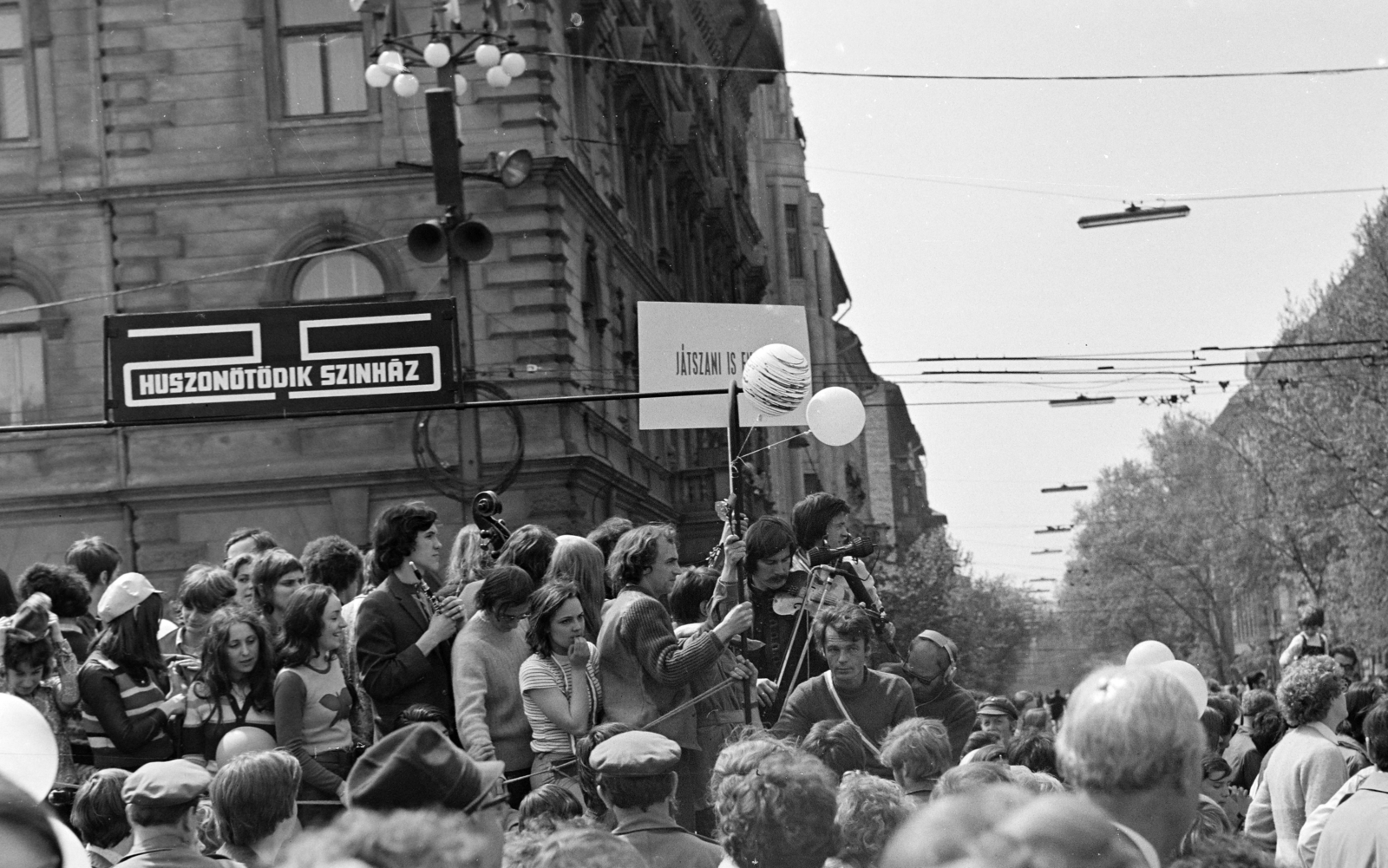 Hungary, Budapest VI.,Budapest VII.,Budapest XIV., Dózsa György út, szemben a Damjanich utca, május 1-i felvonulás. Balra az emelvényen tárogatóval a kezében Koltay Gergely a Sebő együttes tagja, jobbra Iglódi István színművész és Gyurkó László író., 1974, Szilvási hagyaték, Best of, Budapest, Fortepan #273726