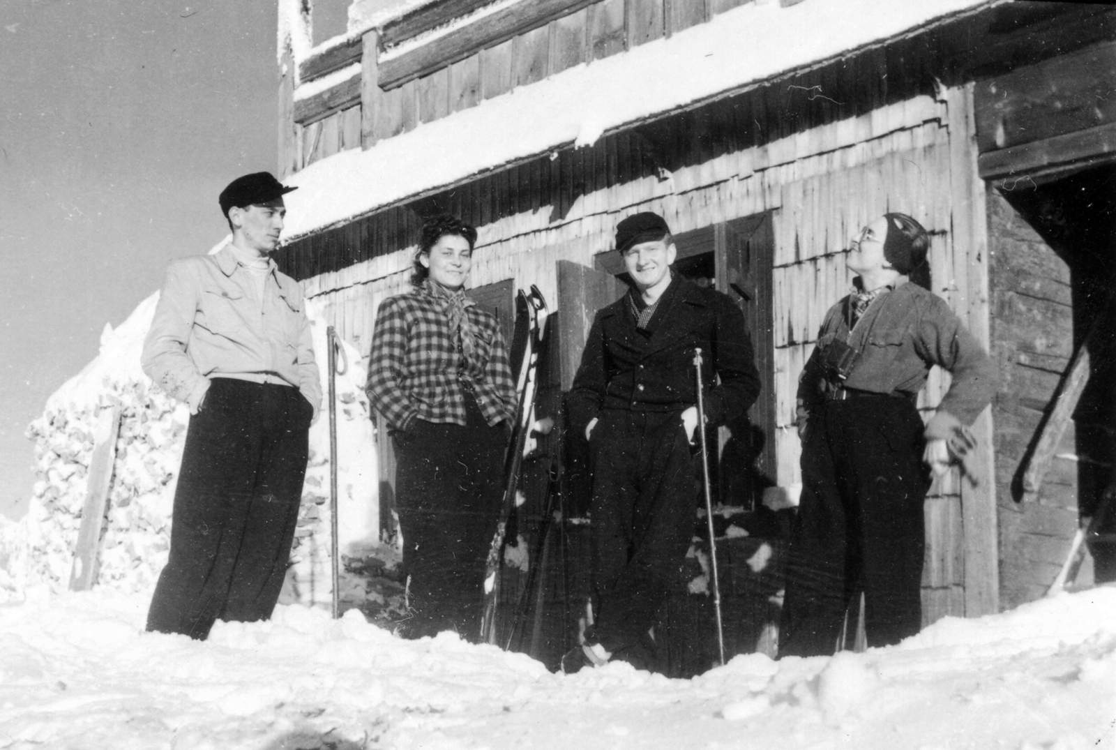 Ukraine, Kvaszi, a Cserkész-szövetség menedékháza a Mencsely (Mencsul) hegyen., 1942, Mészöly Leonóra, winter, snow, sunshine, skiing, Fortepan #27373