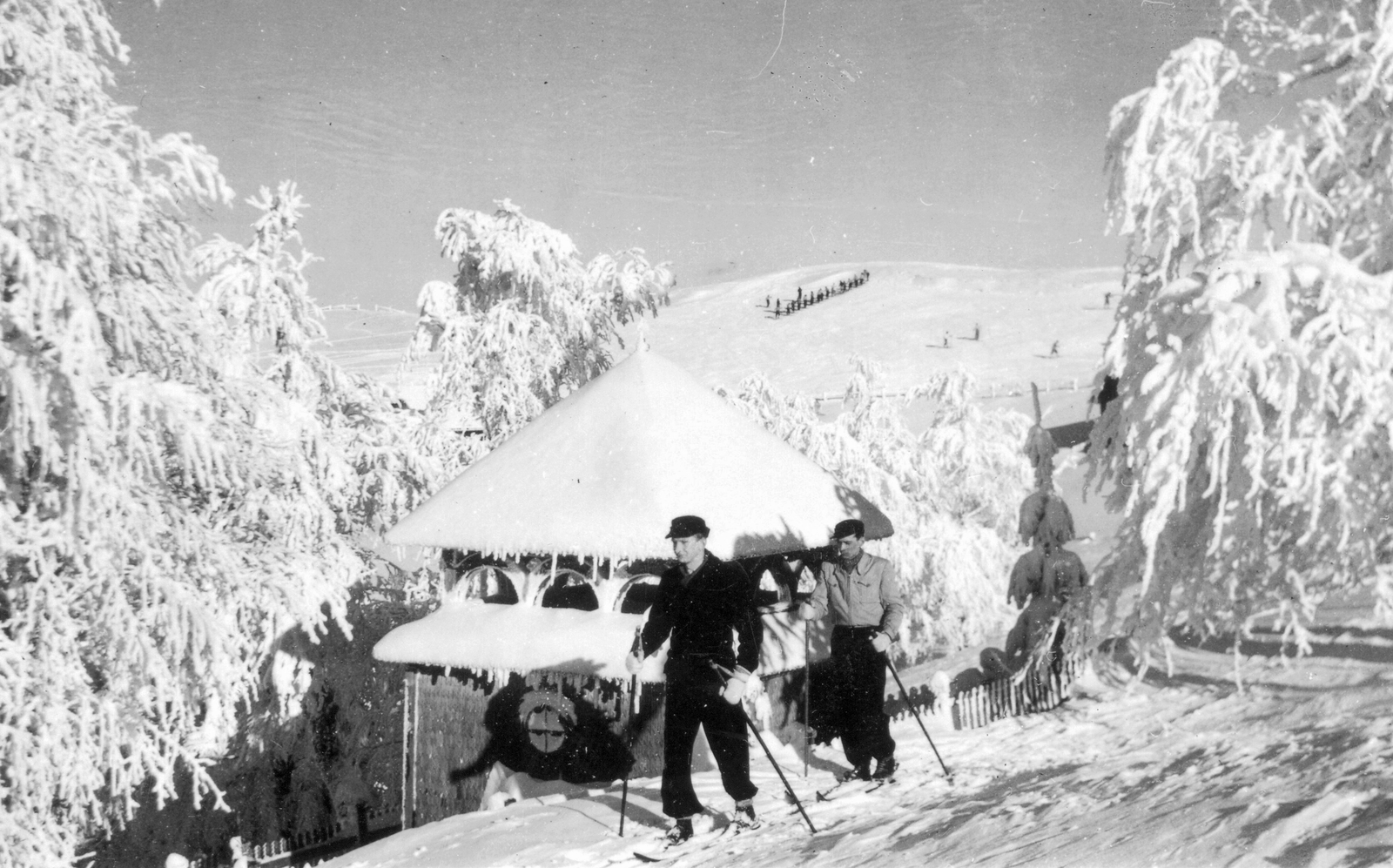 Ukraine, Kvasi, Mencsely (Mencsul) hegy, kápolna a Cserkész-szövetség menedékháza közelében., 1942, Mészöly Leonóra, winter, snow, skiing, skiing, Fortepan #27374