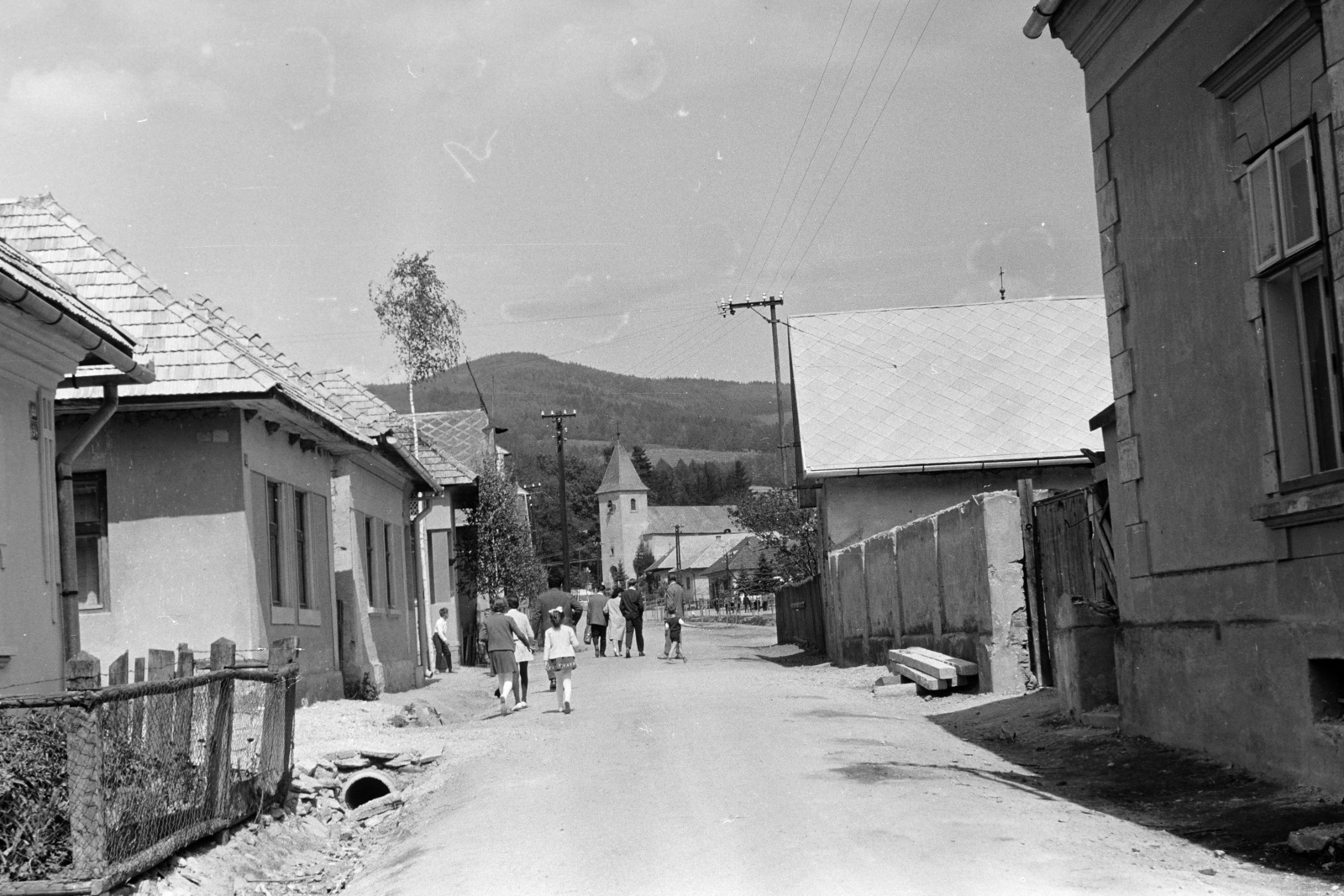 Slovakia, Betliar, Šafárikova ulica, szemben a Szent Erzsébet-templom., 1963, Szilvási hagyaték, Czechoslovakia, Fortepan #273748