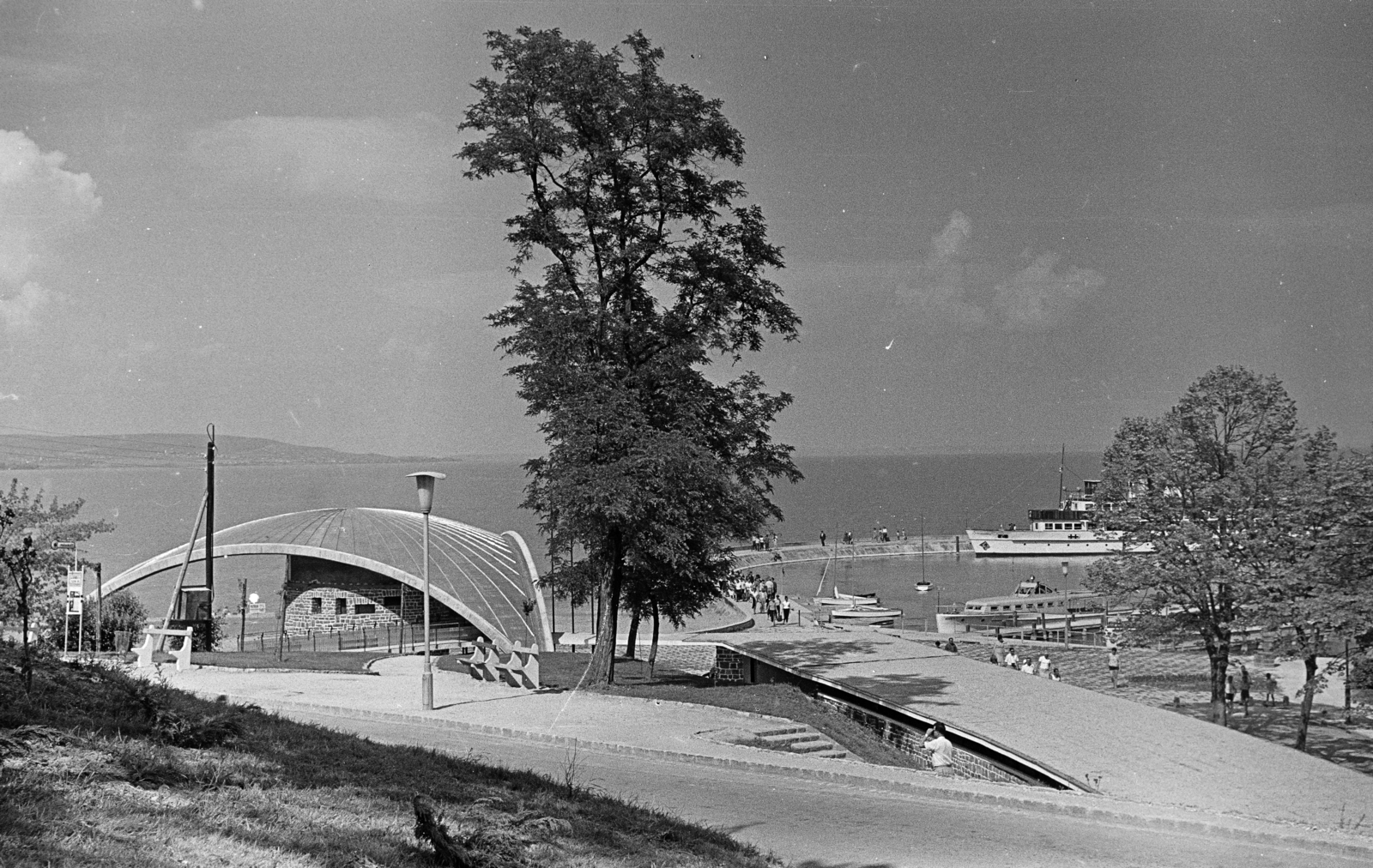 Hungary,Lake Balaton, Tihany, hajóállomás, háttérben a mólónál a Beloiannisz személyhajó., 1963, Szilvási hagyaték, Fortepan #273751