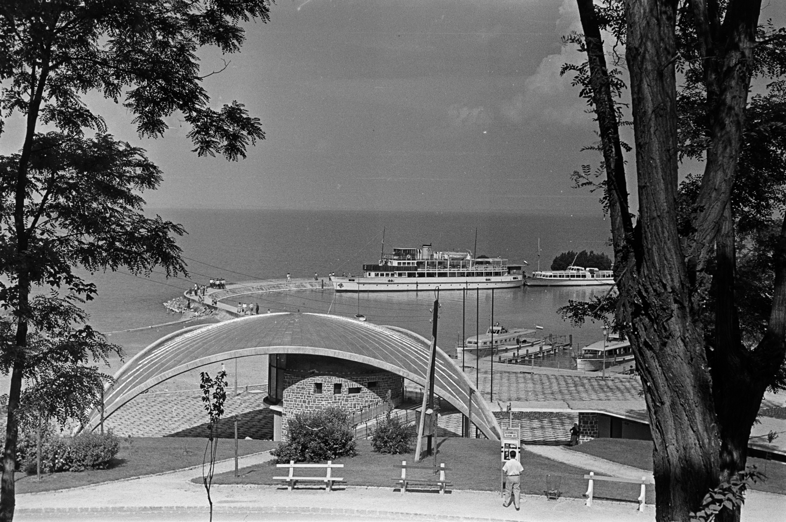 Hungary,Lake Balaton, Tihany, hajóállomás, háttérben a mólónál balra a Beloiannisz személyhajó., 1963, Szilvási hagyaték, Fortepan #273752