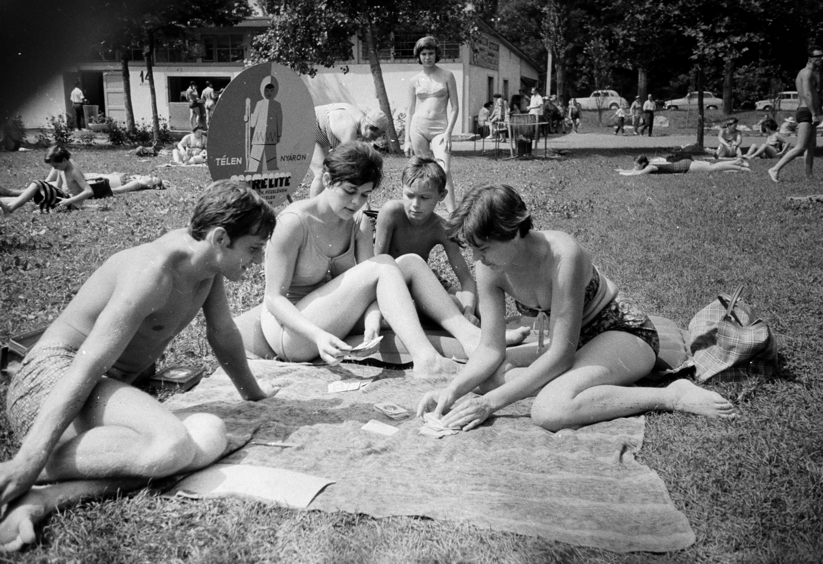 1969, Szilvási hagyaték, beach, ad, family, card game, Fortepan #273757