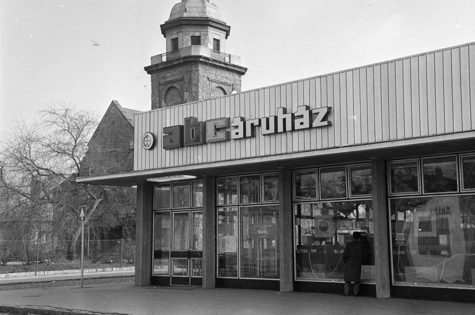 Hungary, Budapest XXI., Deák tér, ABC Áruház. Háttérben az evangélikus templom., 1974, Szilvási hagyaték, Budapest, automobile, Fortepan #273766