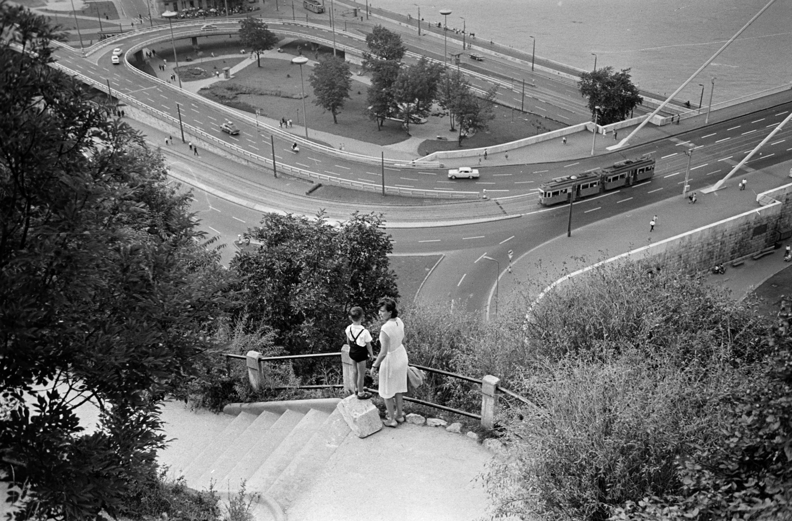 Hungary, Budapest I., az Erzsébet híd budai hídfője a Gellérthegyről nézve., 1966, Szilvási hagyaték, Budapest, Fortepan #273780