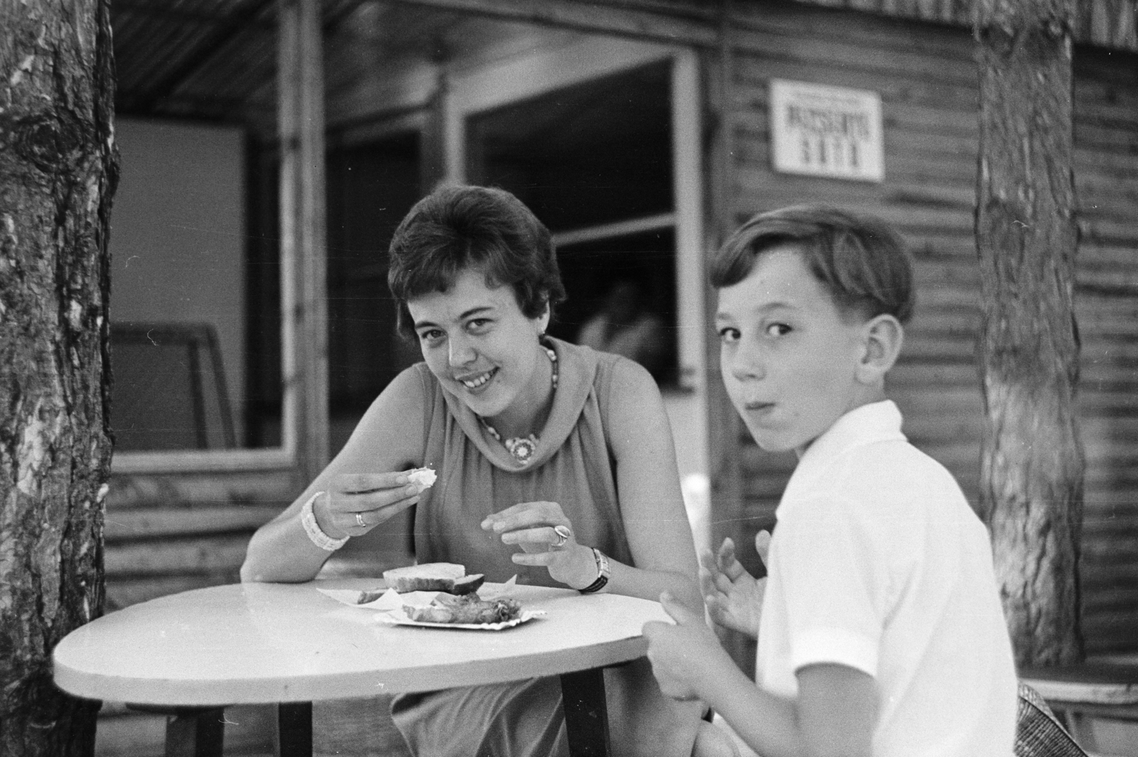 Hungary,Lake Balaton, Tihany, Hegedűs Gyula utca a Katona József utca kereszteződésénél., 1963, Szilvási hagyaték, boy, looking back, mother, breakfast, Fortepan #273785