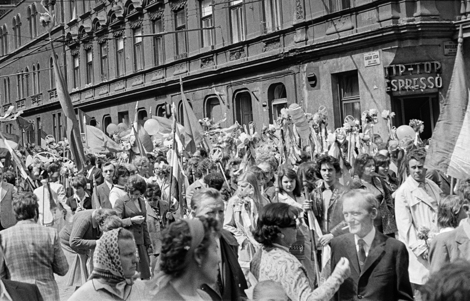 Hungary, Budapest VII., Garay utca - Nefelejcs utca sarok, május 1-i felvonulás résztvevői., 1974, Szilvási hagyaték, Budapest, neon sign, headscarf, flag, sash, espresso, bouquet, baloon, Fortepan #273786